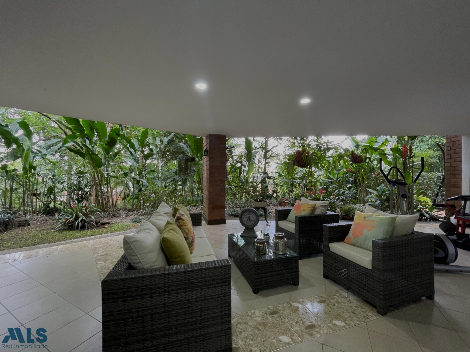 CASA CON JARDIN, CERCA A LA UNIVERSIDAD CES medellin - altos del poblado