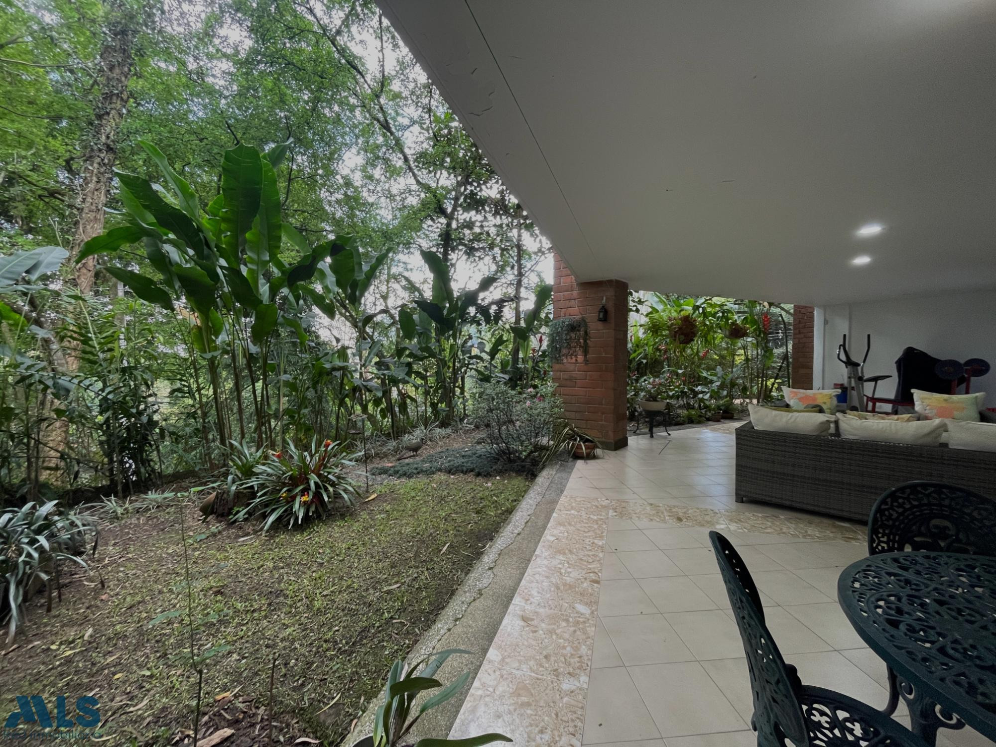 CASA CON JARDIN, CERCA A LA UNIVERSIDAD CES medellin - altos del poblado