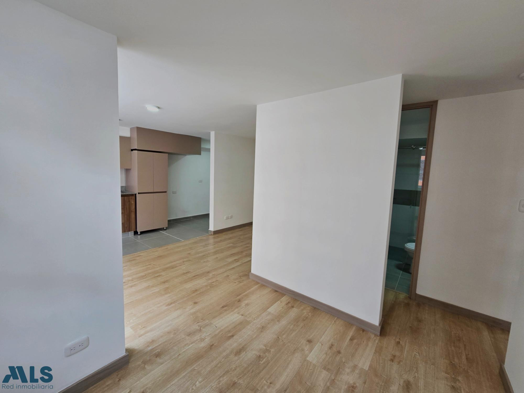 Espacios con muy buena distribución e iluminación. envigado - las antillas