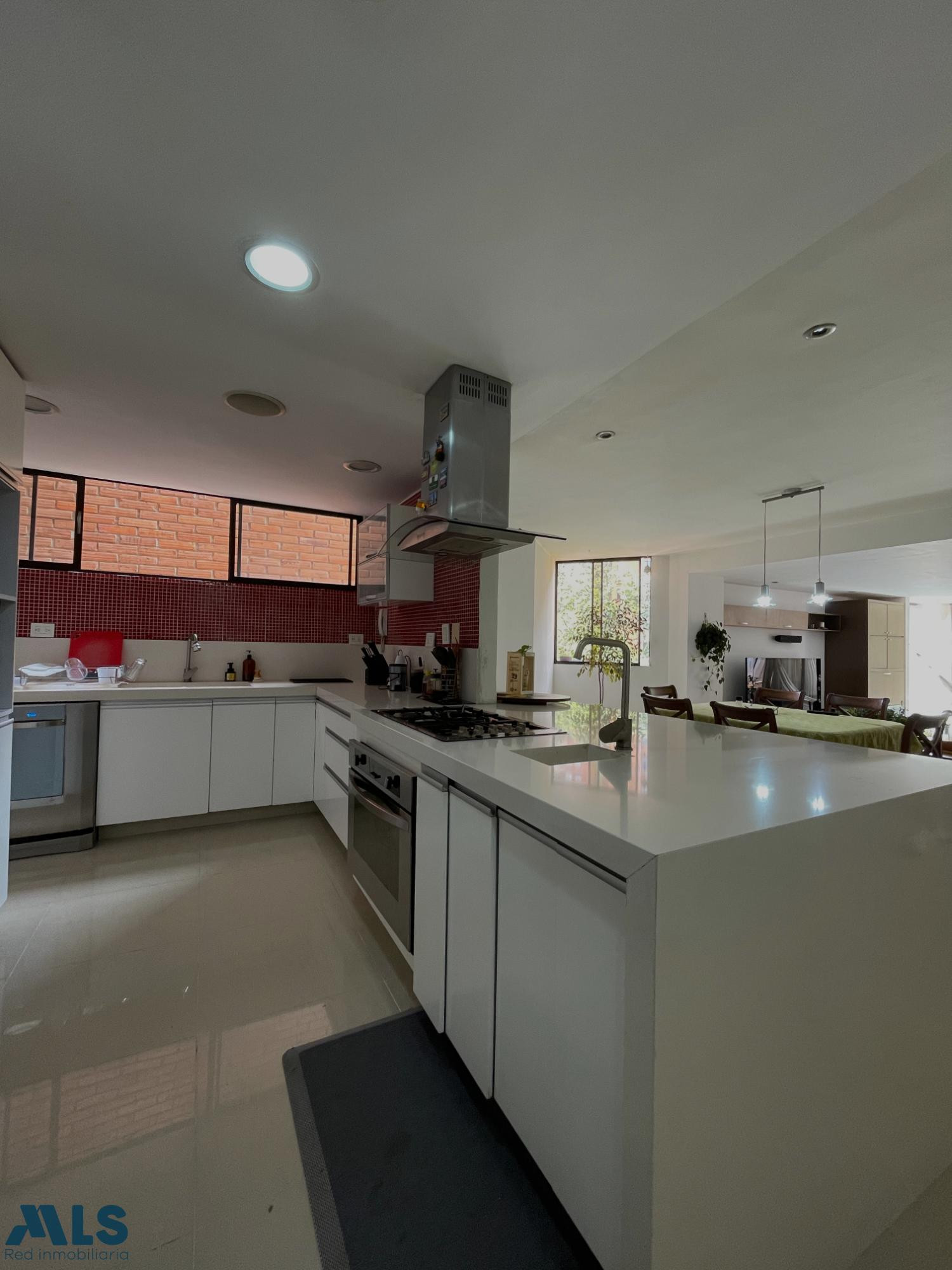 APARTAMENTO CLASICO, REMODELADO, FAMILIAR EN EL POBLADO medellin - loma los gonzalez