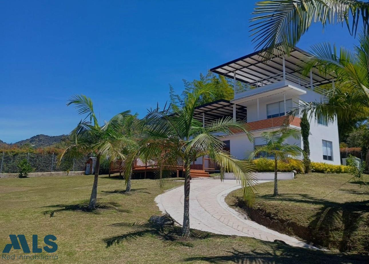 Casa en medio de la naturaleza el-penol - v la cristalina