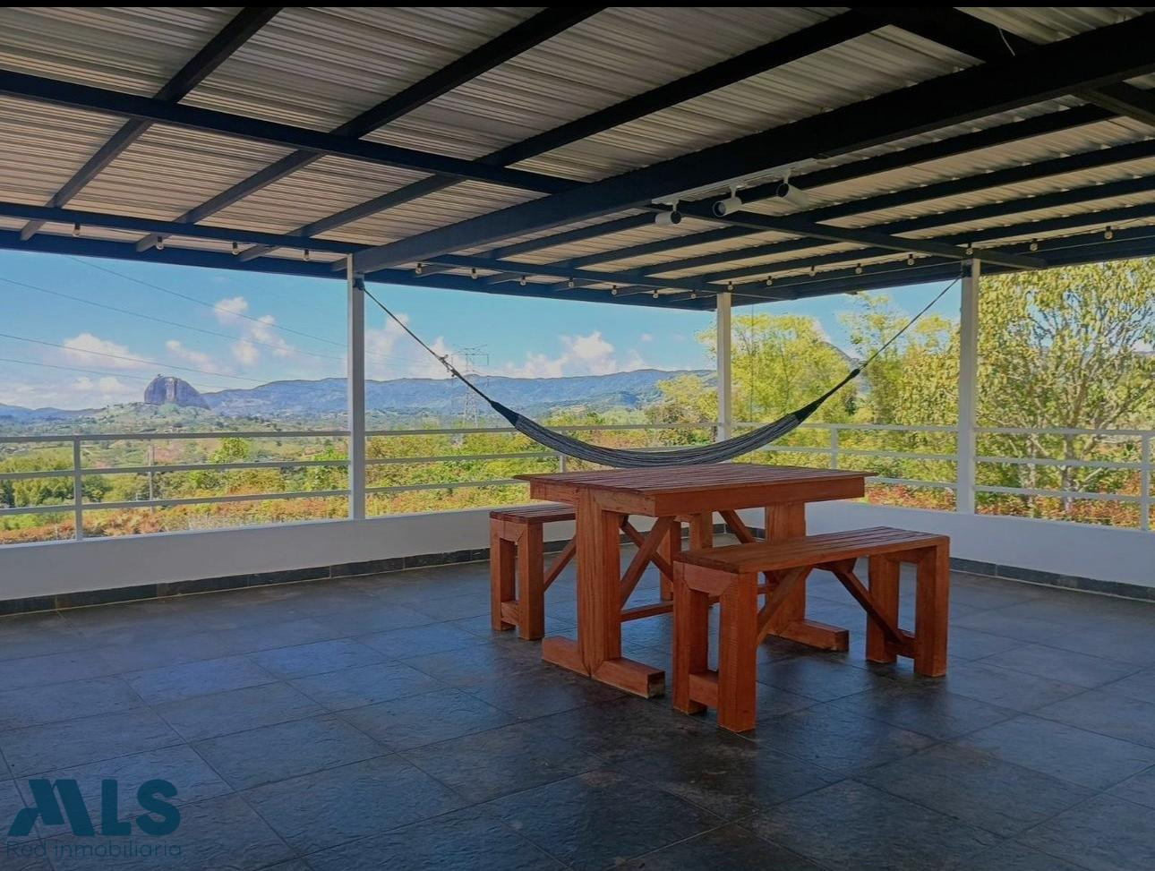 Casa en medio de la naturaleza el-penol - v la cristalina