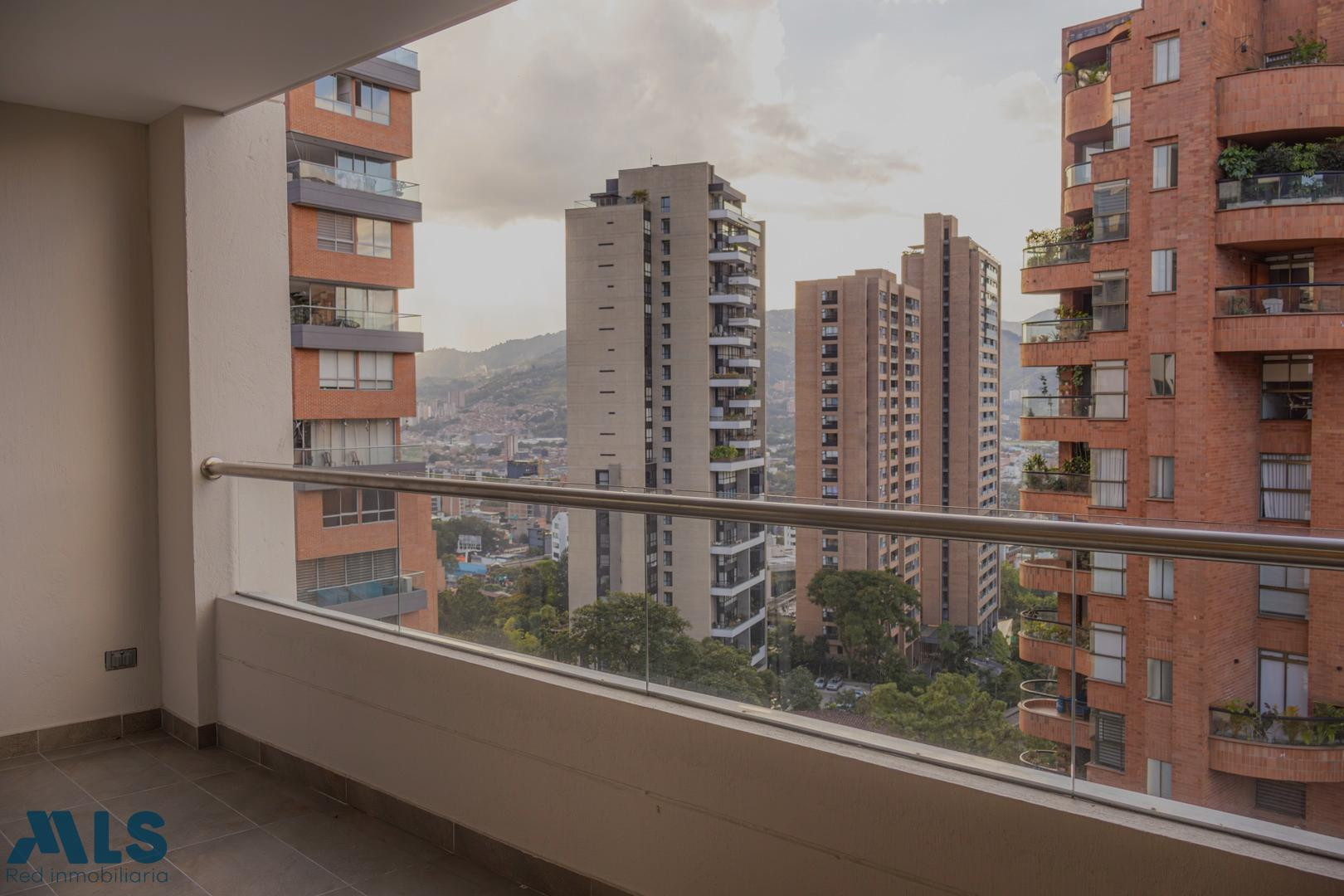 Tu próximo hogar en El Poblado: renovado, con vista y ubicación privilegiada medellin - lalinde