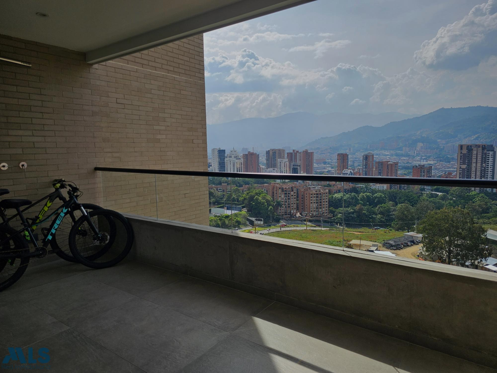 Exclusivo apartamento con hermosa vista a la ciudad medellin - los balsos no 1