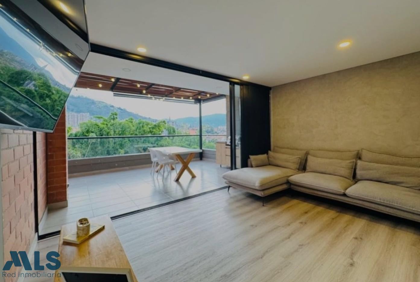 Venta de apartamento con amplia terraza en la loma de las Brujas parte baja envigado - loma de las brujas