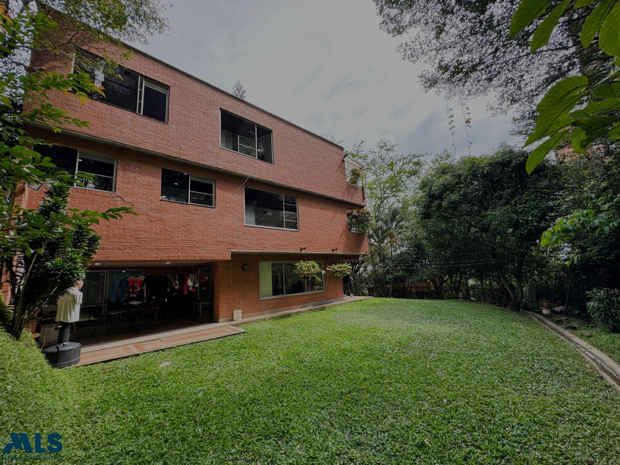 Hermosa Casa en unidad cerrada, de 3 niveles con amplia zona verde y 4 parqueaderos envigado - zuniga