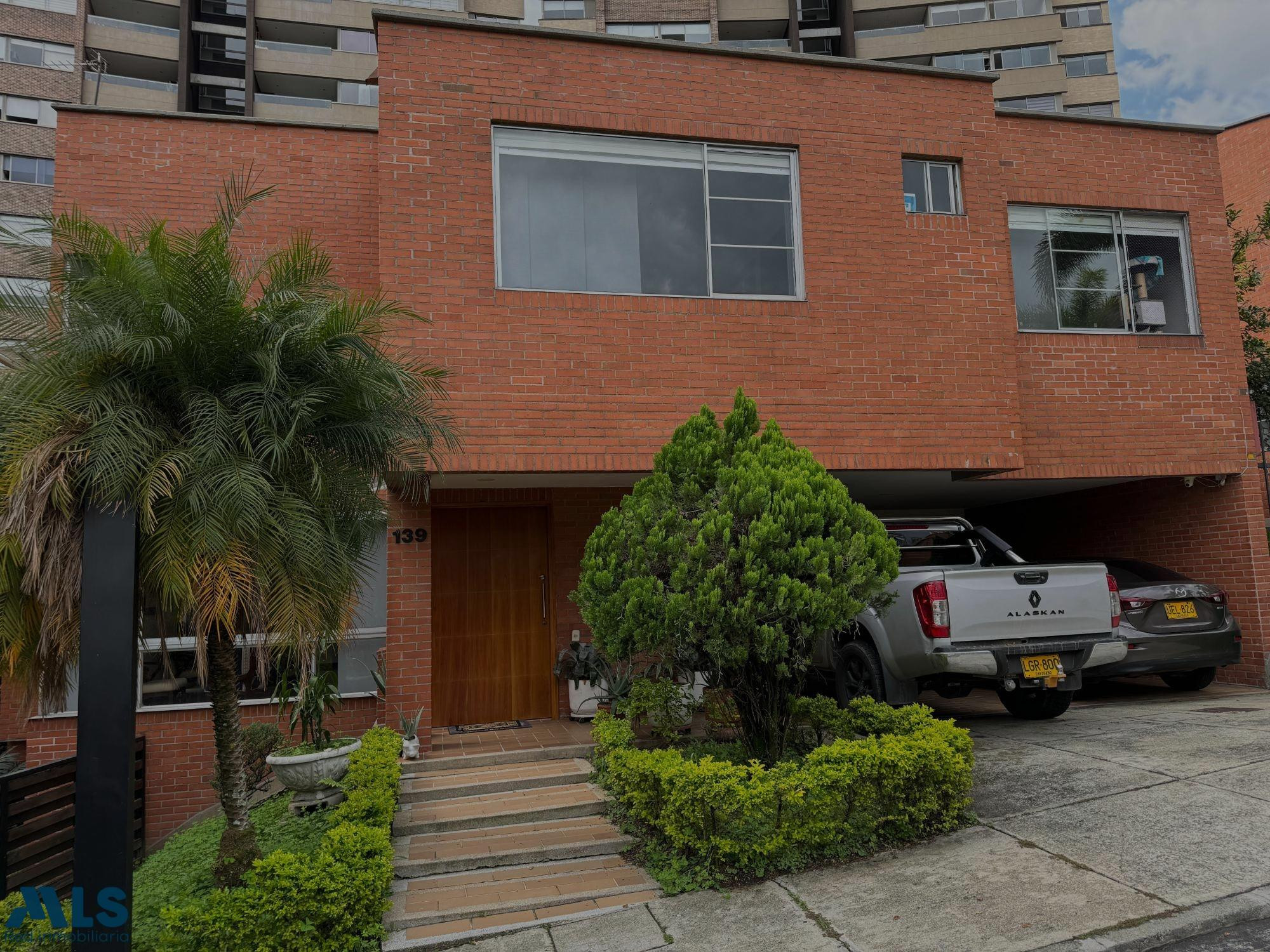 Hermosa Casa en unidad cerrada, de 3 niveles con amplia zona verde y 4 parqueaderos envigado - zuniga