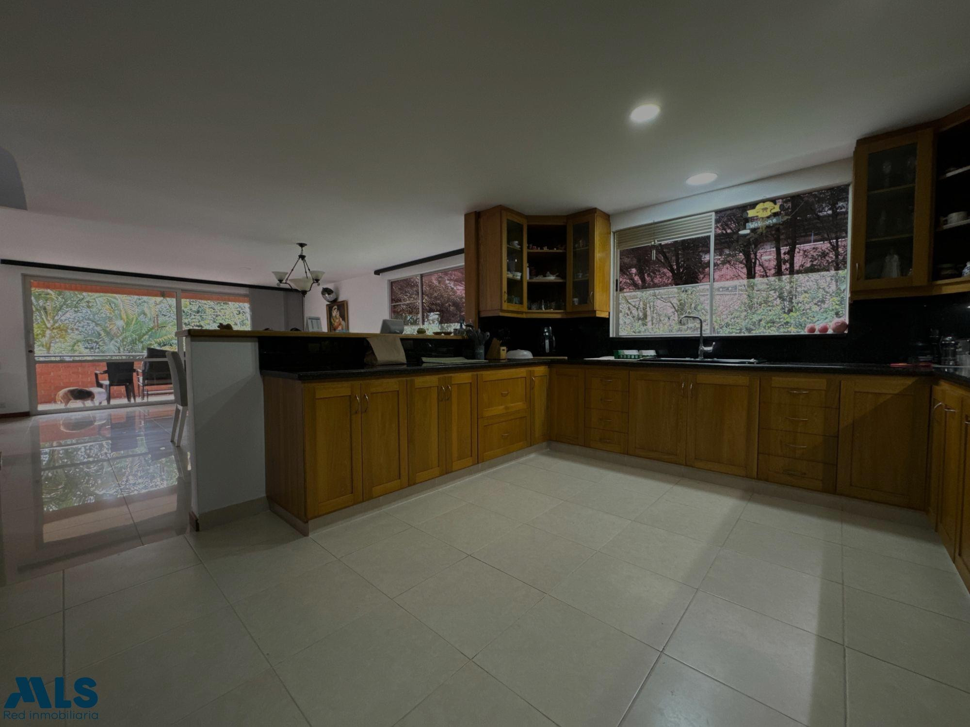 Hermosa Casa en unidad cerrada, de 3 niveles con amplia zona verde y 4 parqueaderos envigado - zuniga