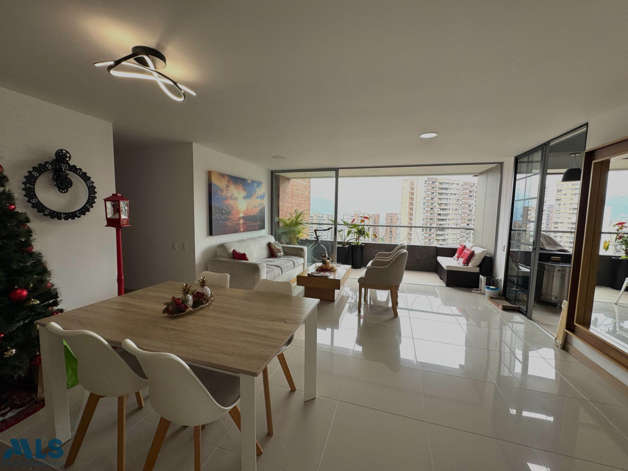 APTO EN VENTA TRANSVERSAL INTERMEDIA CON HERMOSA VISTA A LA CIUDAD envigado - transversal intermedia