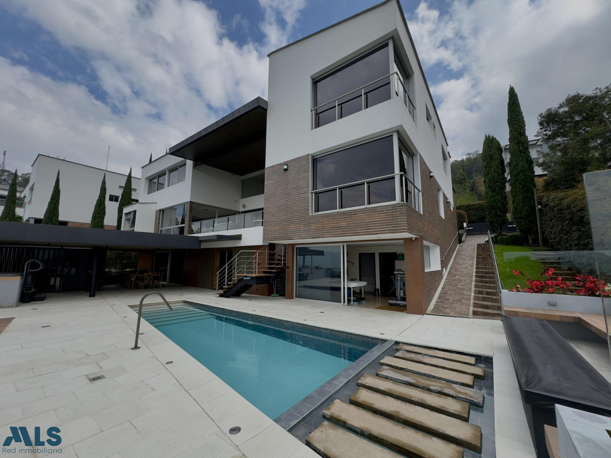 Exclusiva casa en palmas con piscina e increible vista. medellin - las palmas