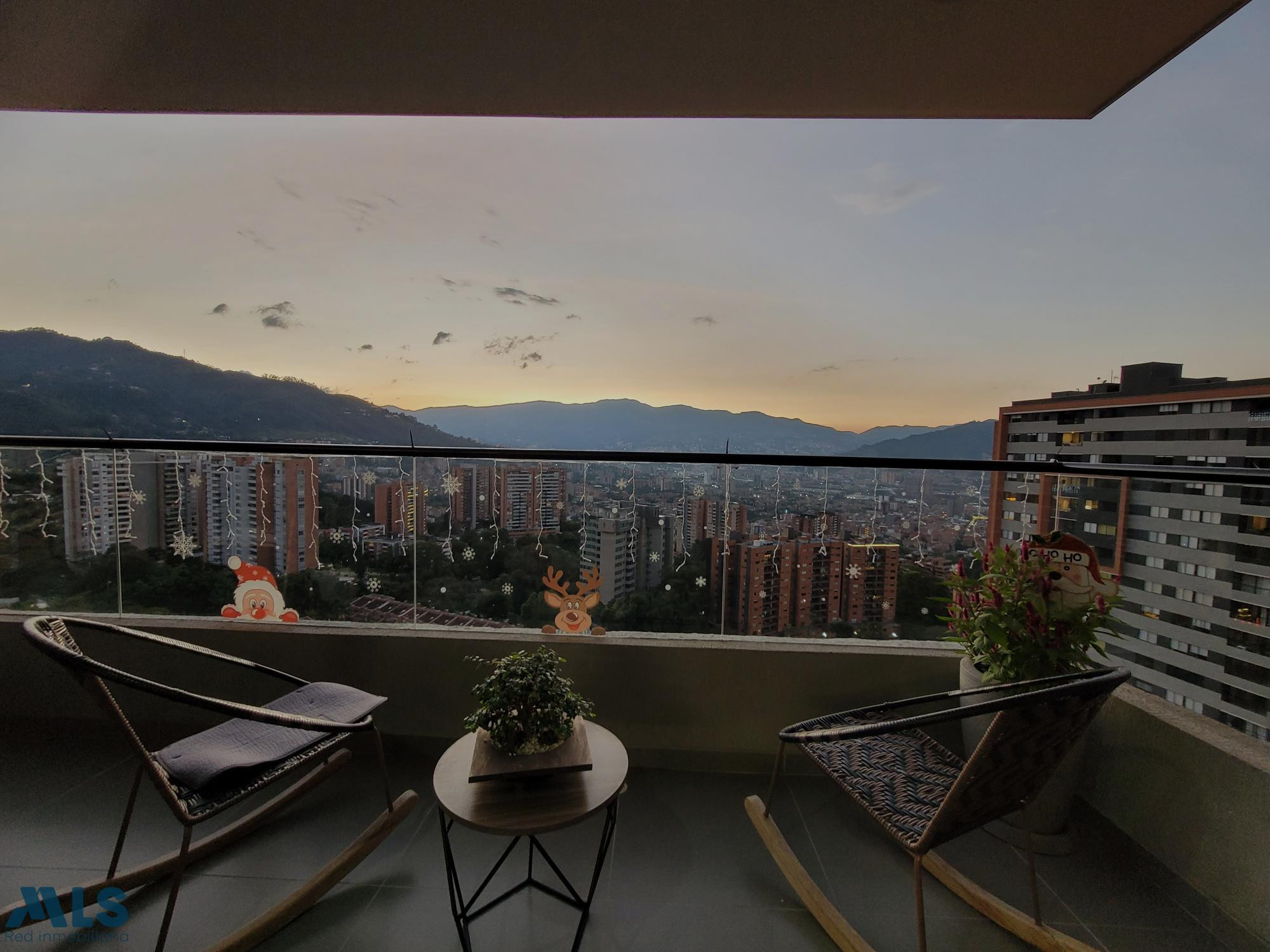 En Envigado con vista increíble, acabados de alta gama, 2 parqueaderos paralelos envigado - loma del escobero