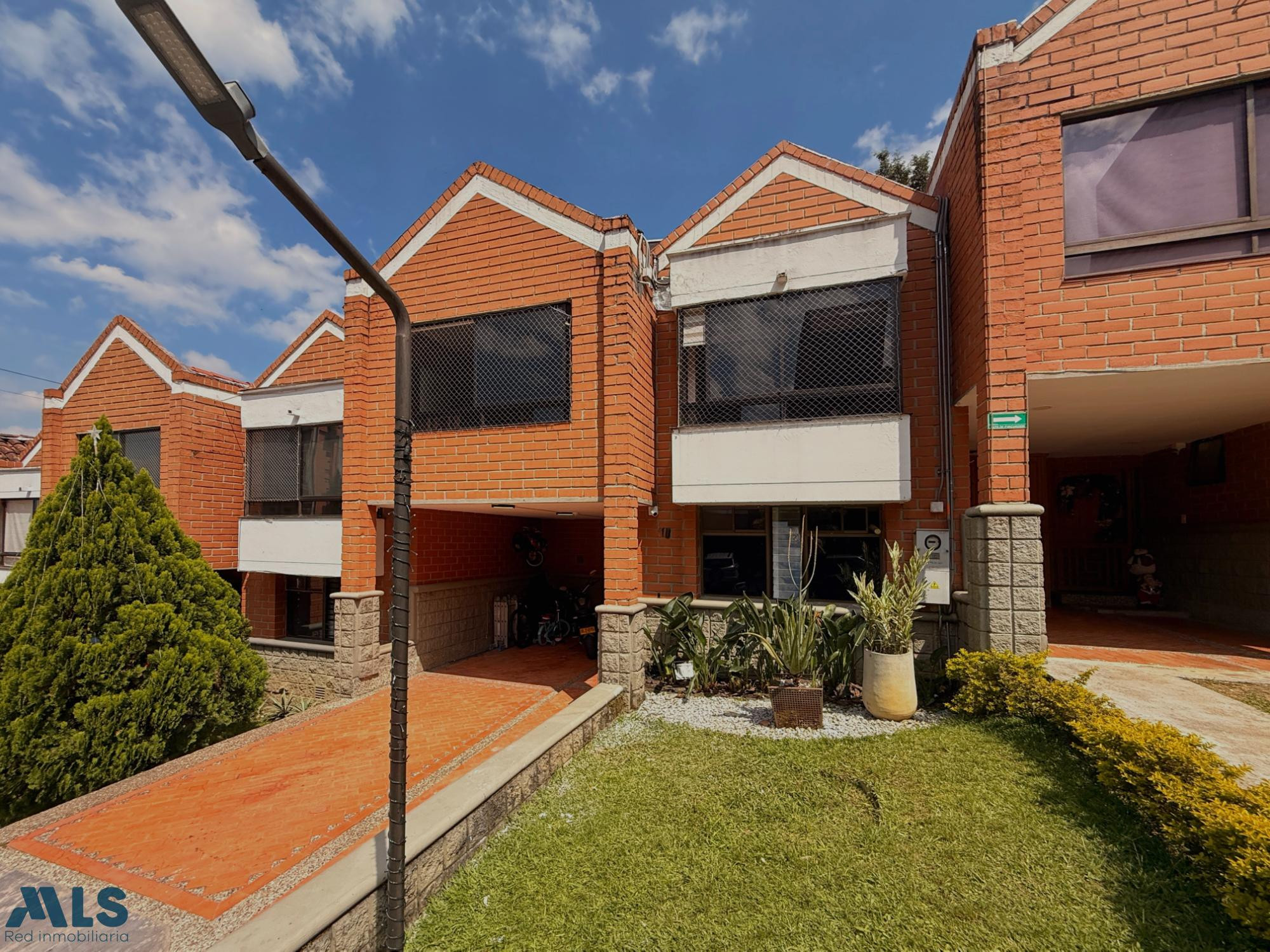 Espectacular casa a uno metros del CC El Tesoro medellin - linares