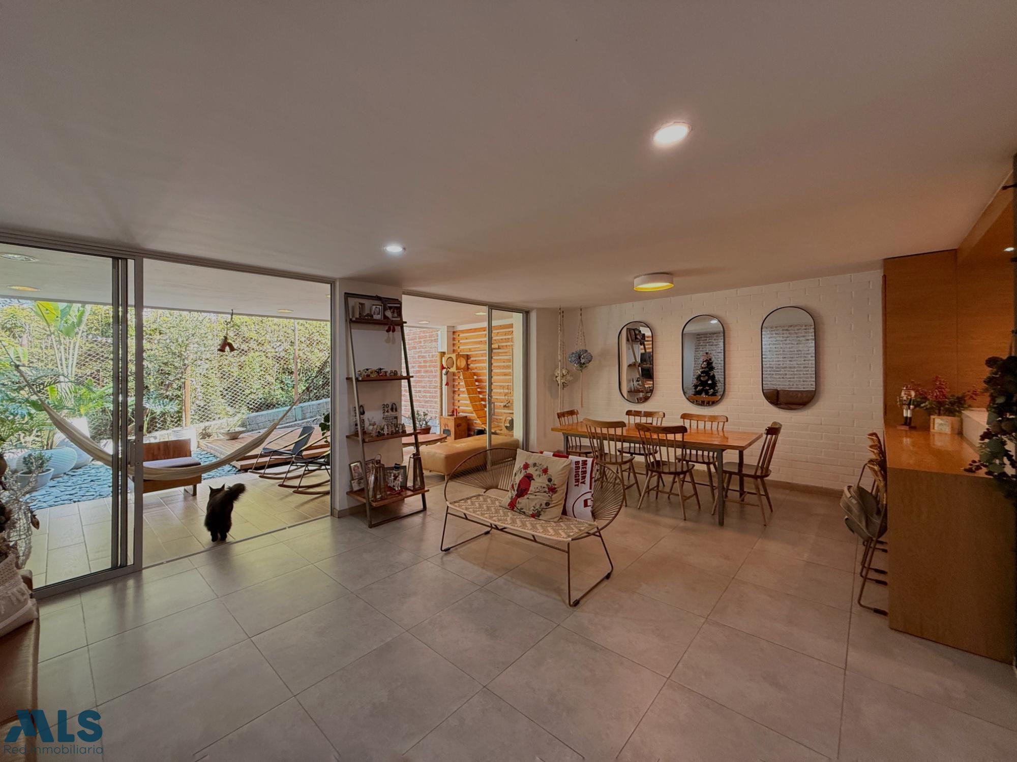 Espectacular casa a uno metros del CC El Tesoro medellin - linares