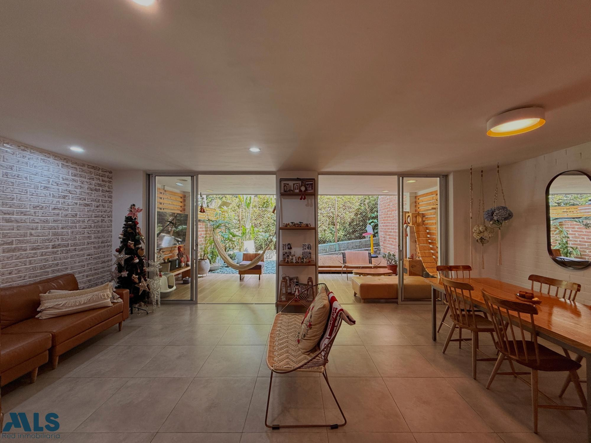 Espectacular casa a uno metros del CC El Tesoro medellin - linares