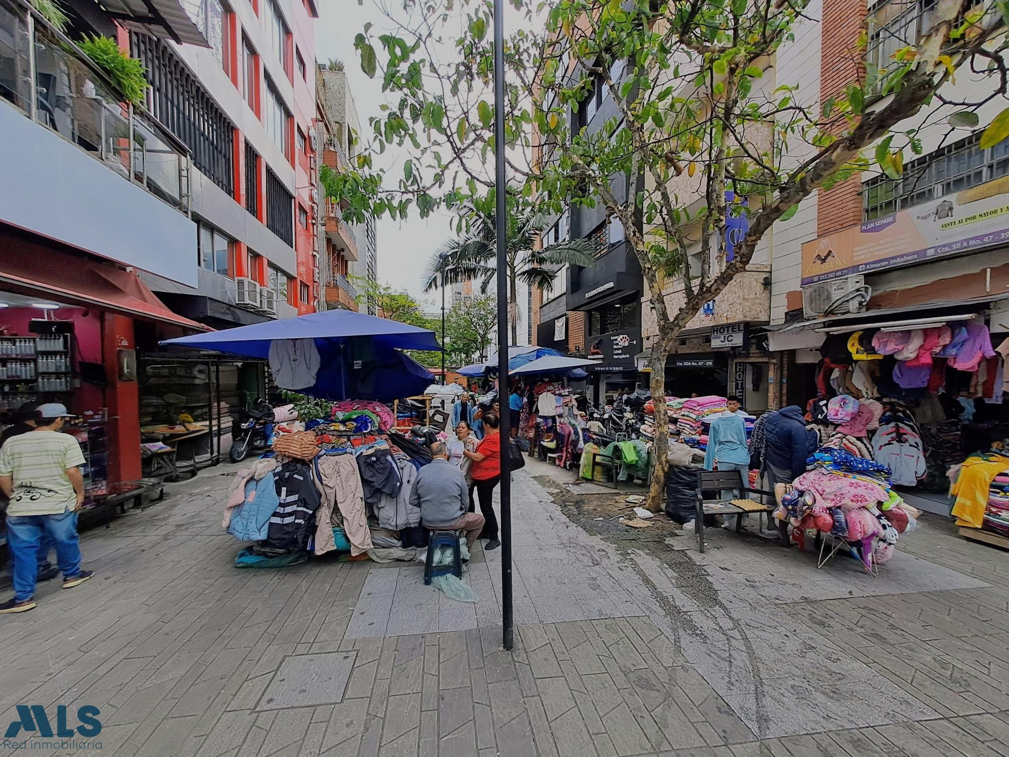 OPORTUNIDAD! Edificio a pasos de Estación del Metro de San Antonio medellin - la candelaria