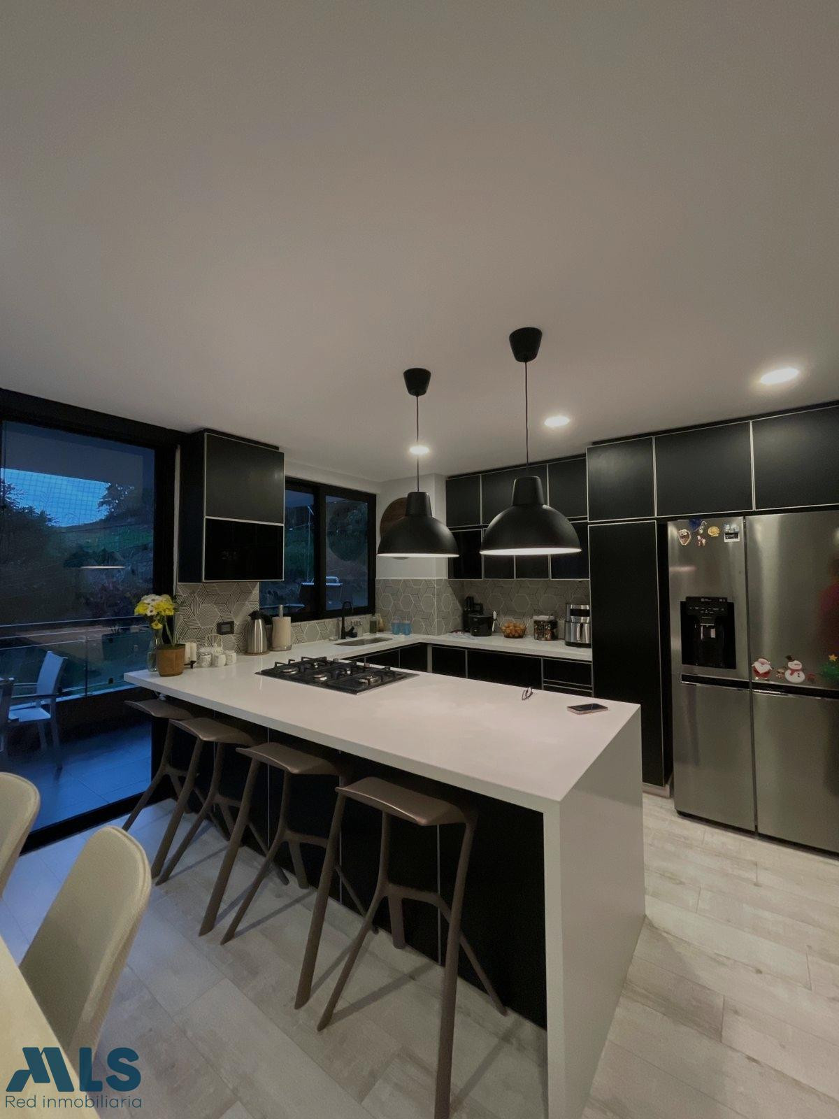 Hermoso apartamento de 4 habitaciones, ideal para familias grandes, hermosos espacios medellin - castropol