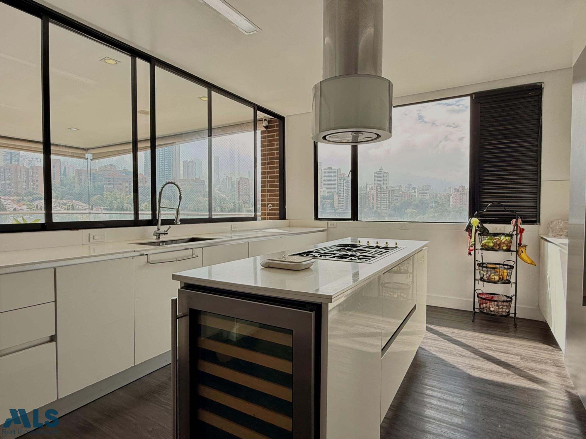 Amplios espacios y vista espectacular medellin - los balsos no 1