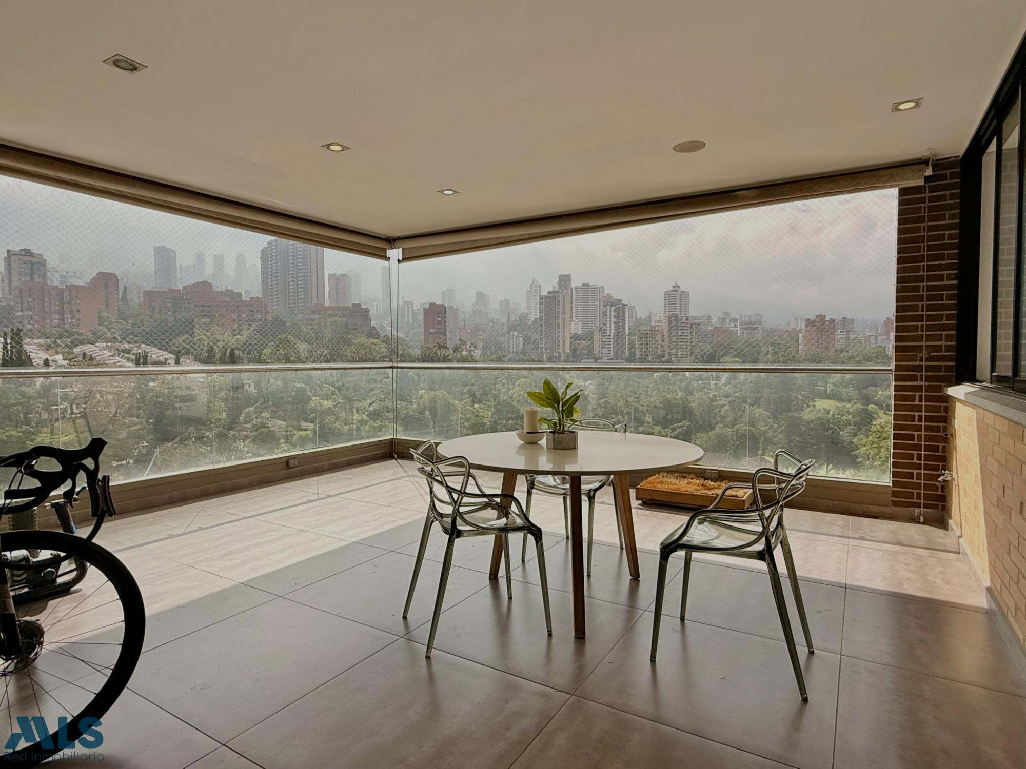 Amplios espacios y vista espectacular medellin - los balsos no 1