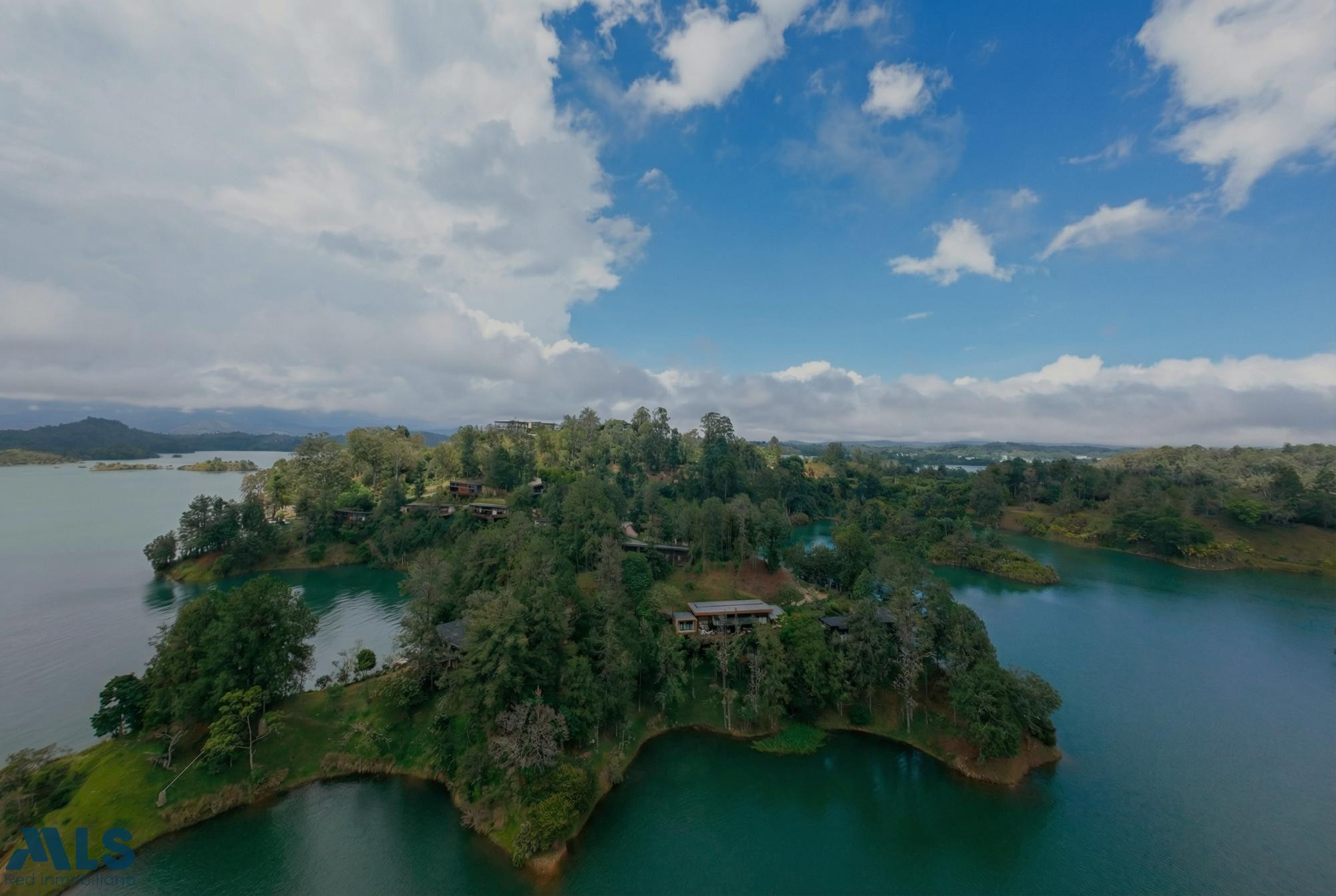 Una cabaña de lujo con vista a la Piedra del Peñol, dentro del enclave más exclusivo guatape - la piedra
