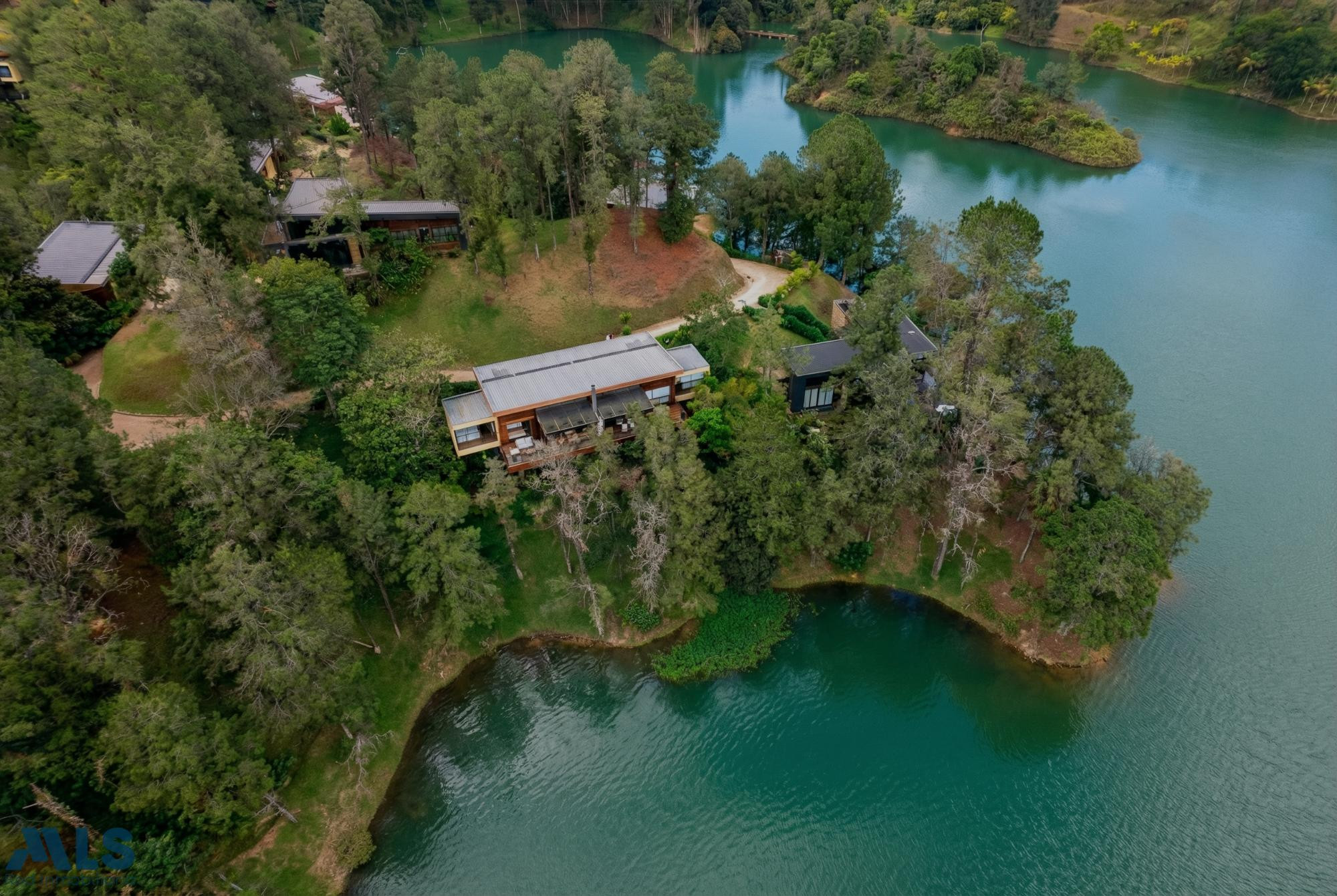 Una cabaña de lujo con vista a la Piedra del Peñol, dentro del enclave más exclusivo guatape - la piedra