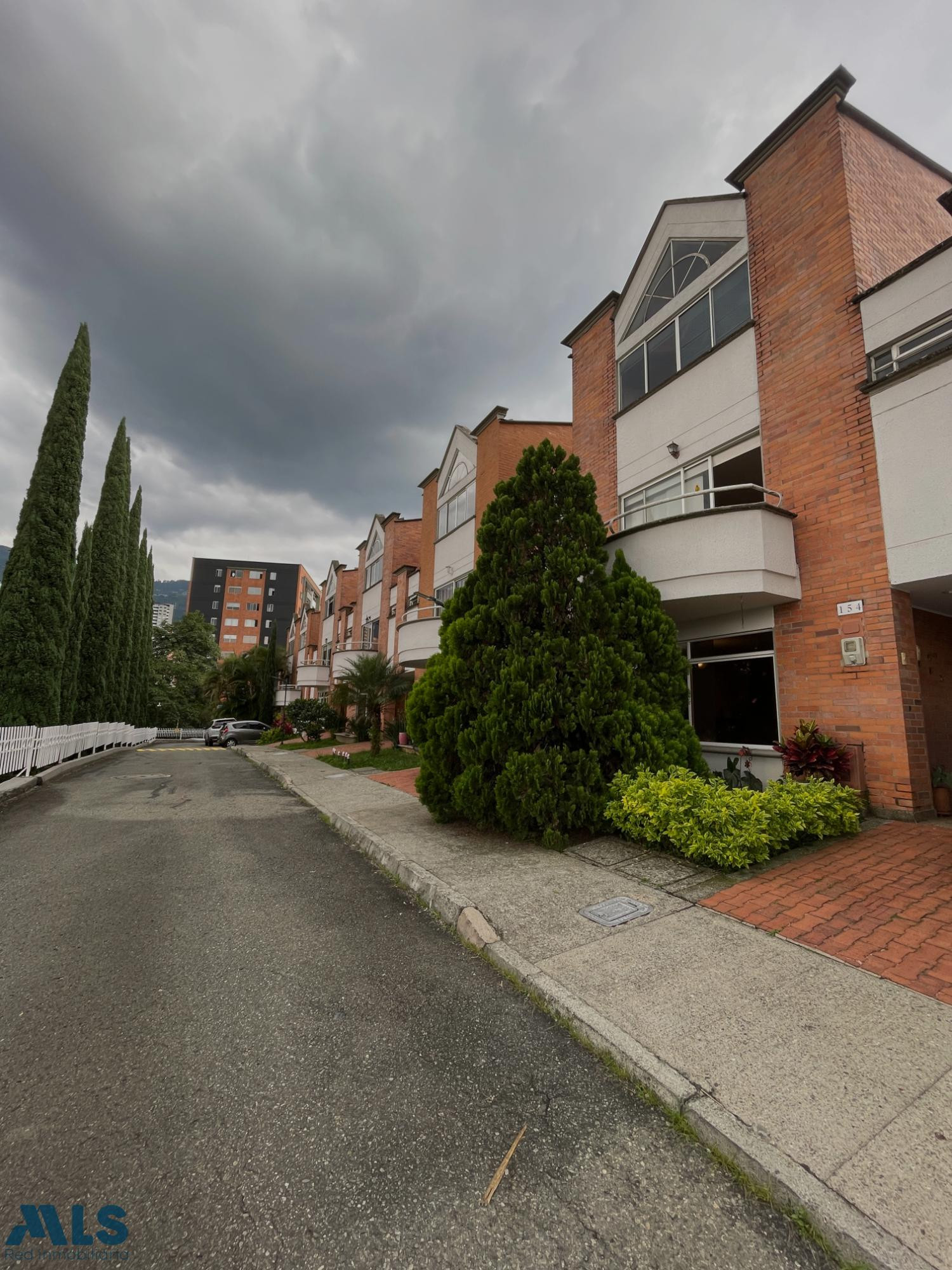 CASA DE 3 NIVELES, EN EXCELENTE ESTADO Y UBICACION envigado - el esmeraldal