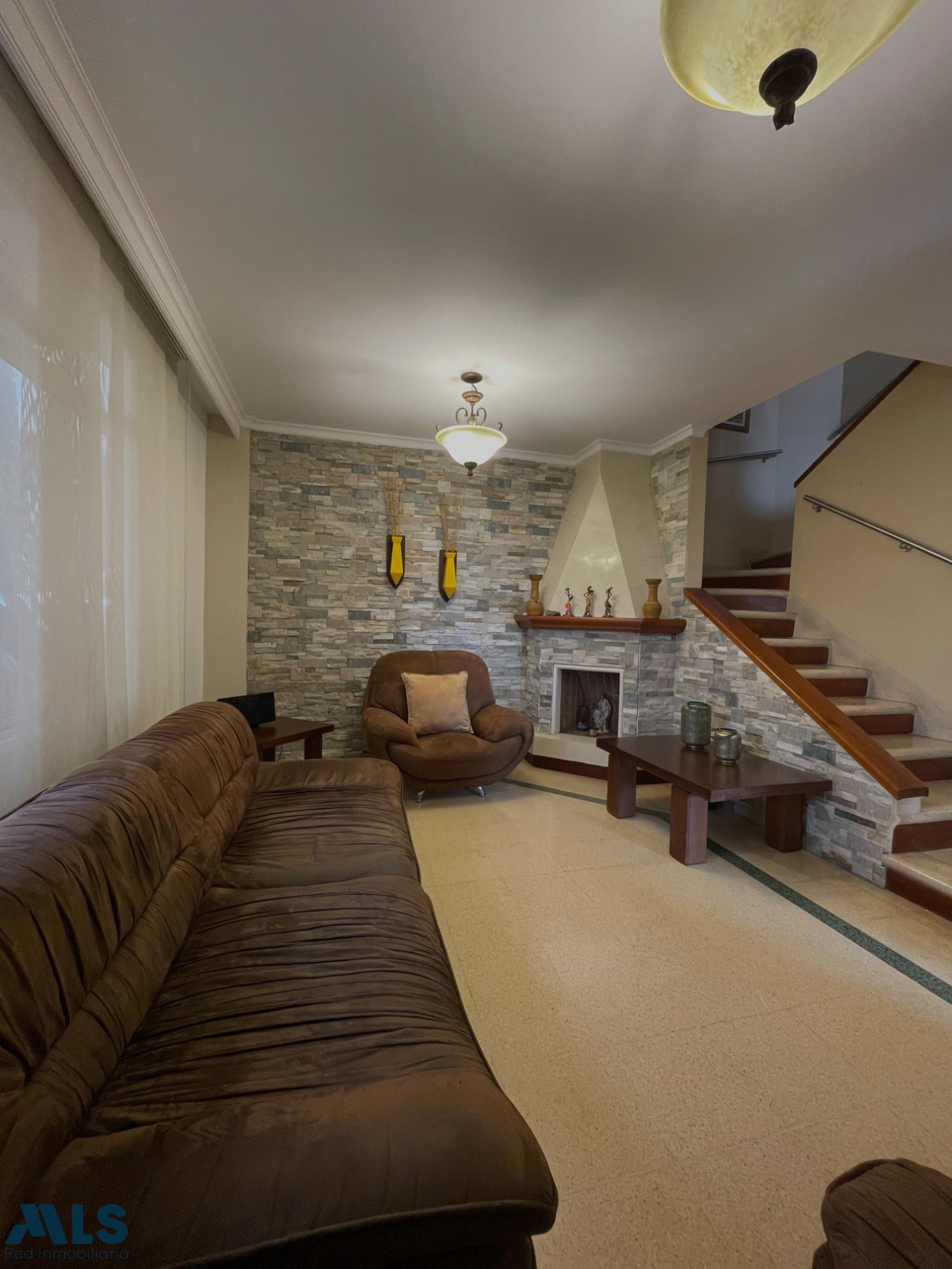 CASA DE 3 NIVELES, EN EXCELENTE ESTADO Y UBICACION envigado - el esmeraldal