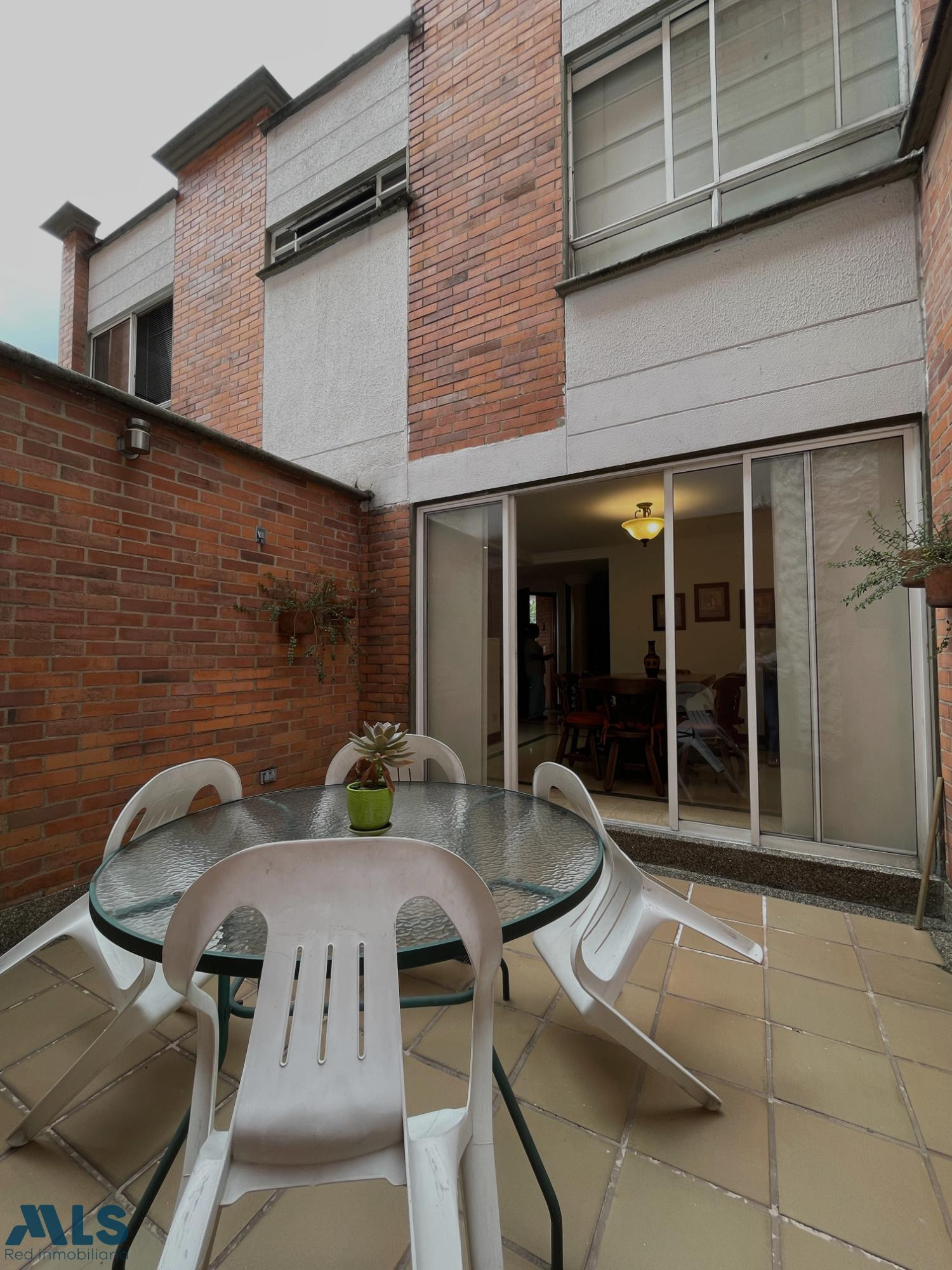 CASA DE 3 NIVELES, EN EXCELENTE ESTADO Y UBICACION envigado - el esmeraldal