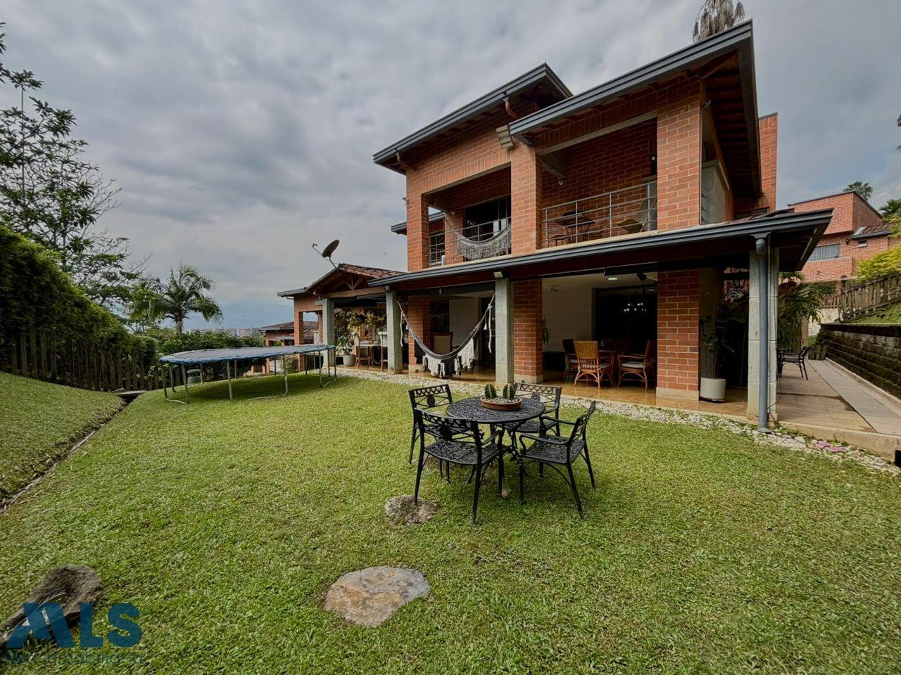 Casa en venta con excelente distribución y aires italianos. envigado - el chocho