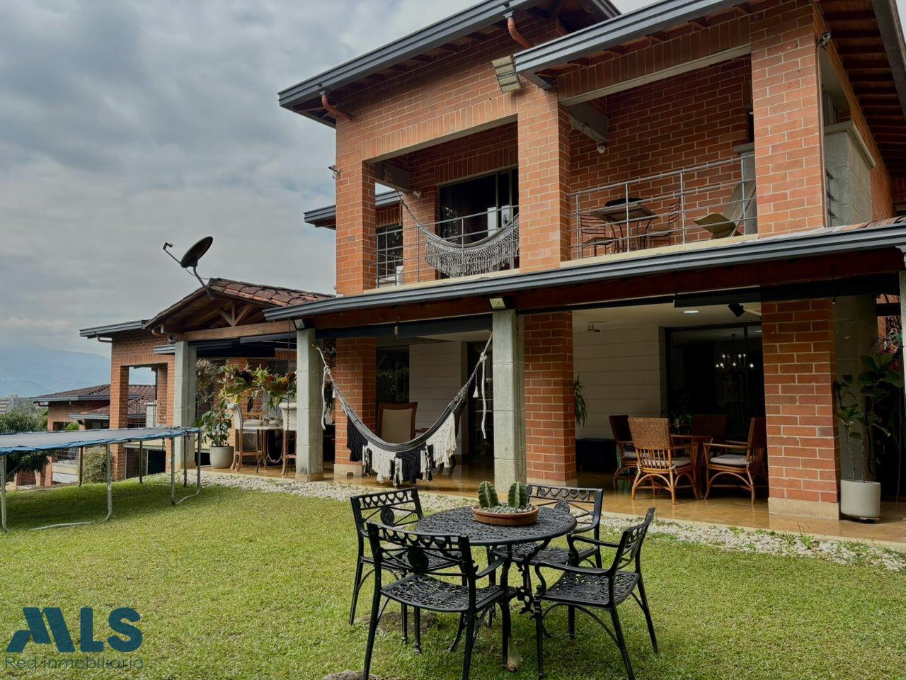 Casa en venta con excelente distribución y aires italianos. envigado - el chocho