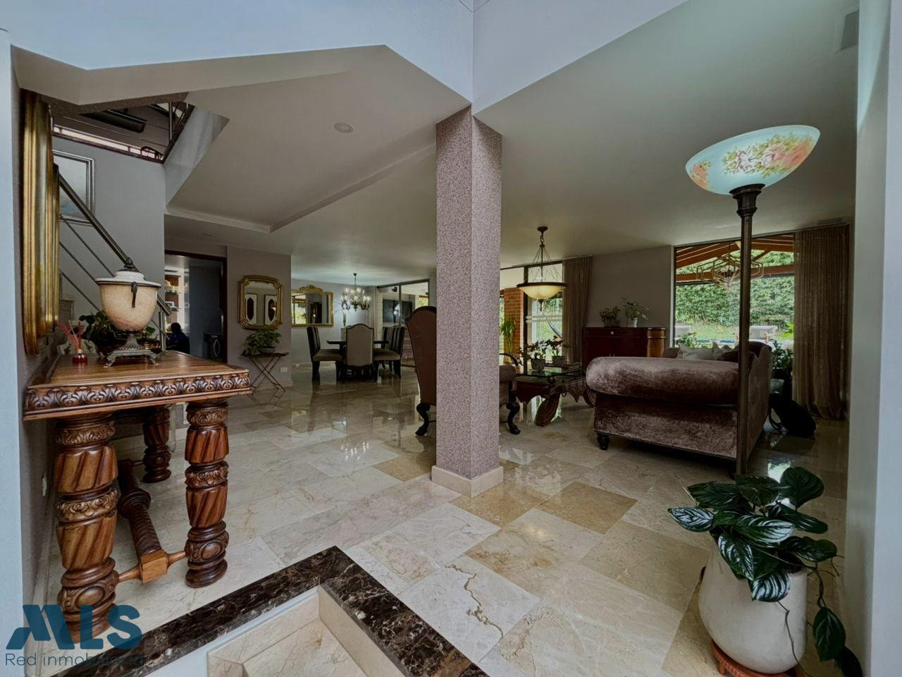 Casa en venta con excelente distribución y aires italianos. envigado - el chocho