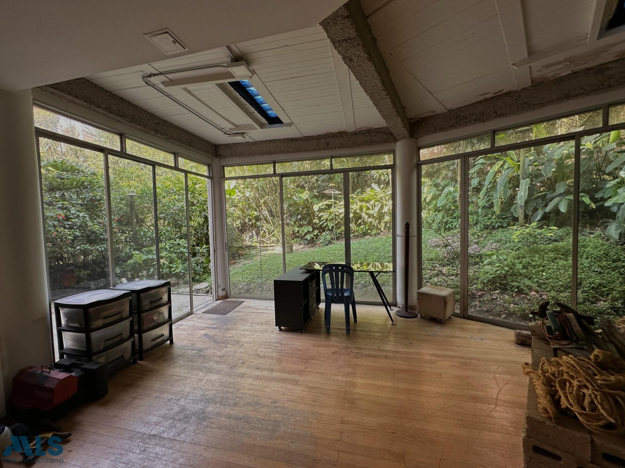 Exclusividad y silencio en El Poblado: casa de 4 alcobas rodeada de bosque tropical medellin - los balsos no 1