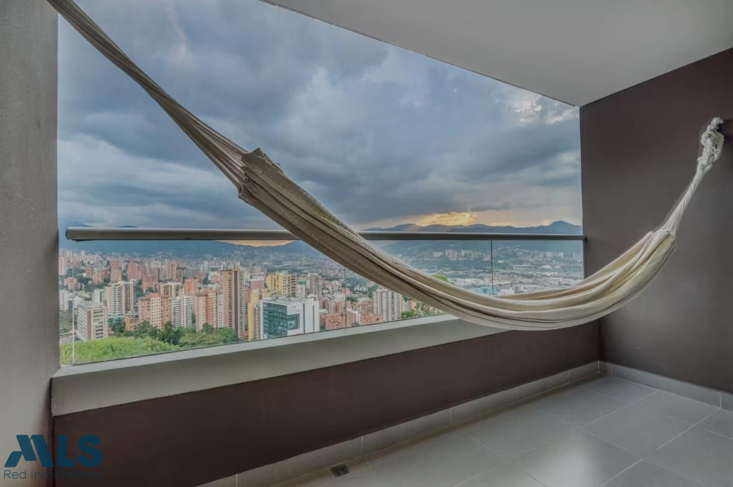 VENDO HERMOSO APARTAESTUDIO - POBLADO - PALMAS - HERMOSA VISTA medellin - altos del poblado