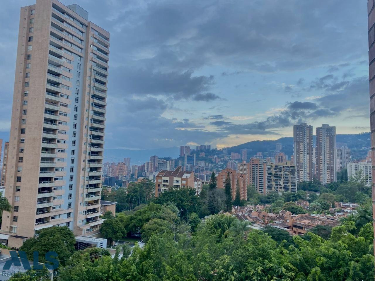 APARTAMENTO CON EXCELENTE UBICACION Y POTENCIAL PARA REMODELAR! medellin - loma de los parra
