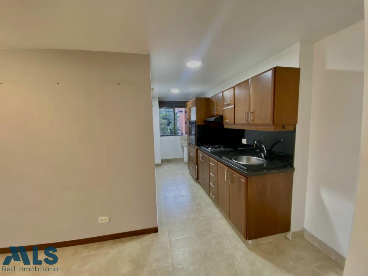 APARTAMENTO CON EXCELENTE UBICACION Y POTENCIAL PARA REMODELAR! medellin - loma de los parra