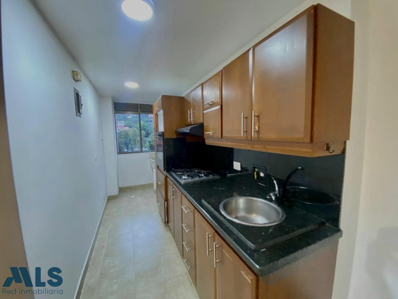 APARTAMENTO CON EXCELENTE UBICACION Y POTENCIAL PARA REMODELAR! medellin - loma de los parra