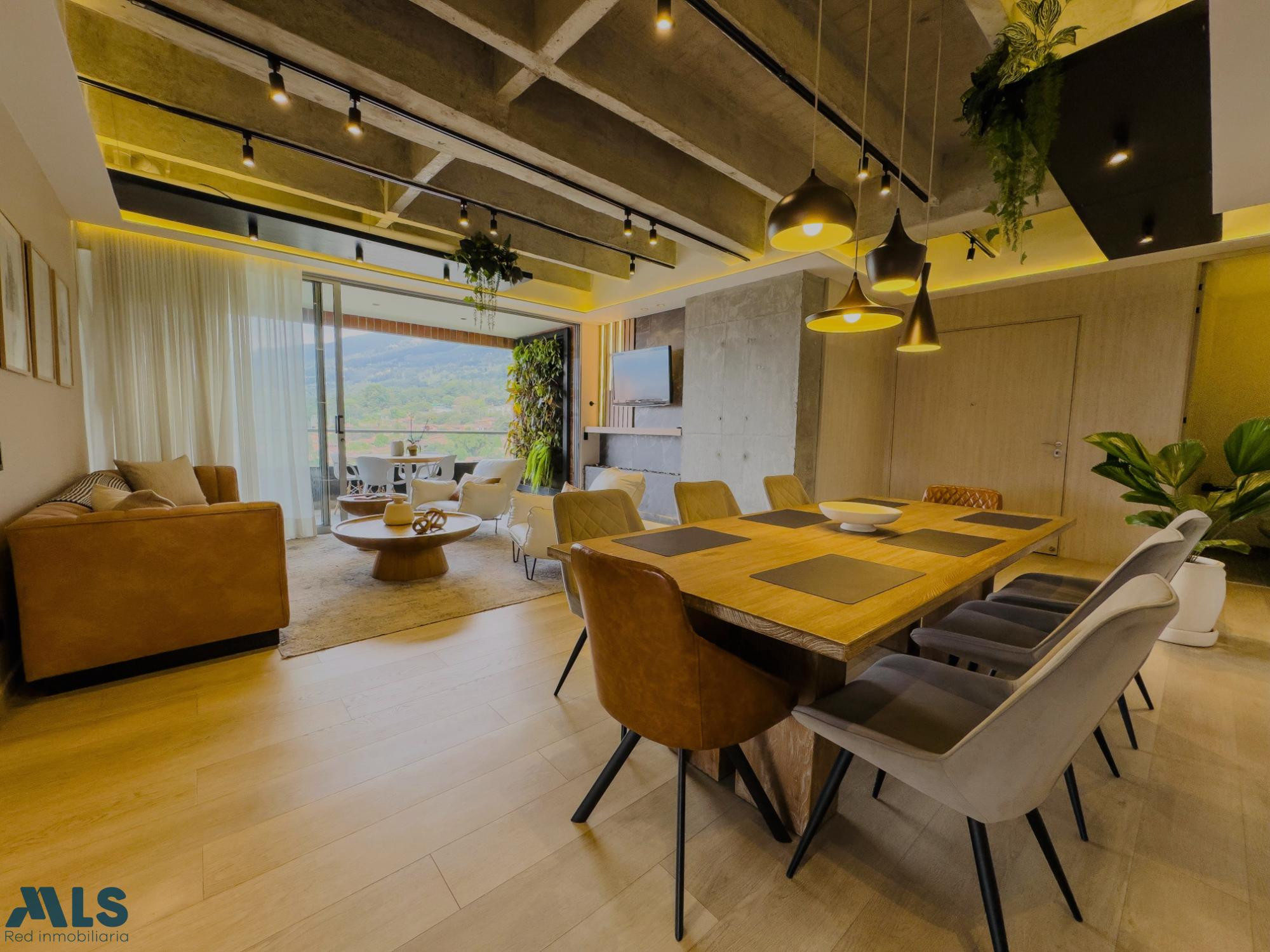 Penthouse totalmente remodelado con hermosa vista. envigado - loma del escobero