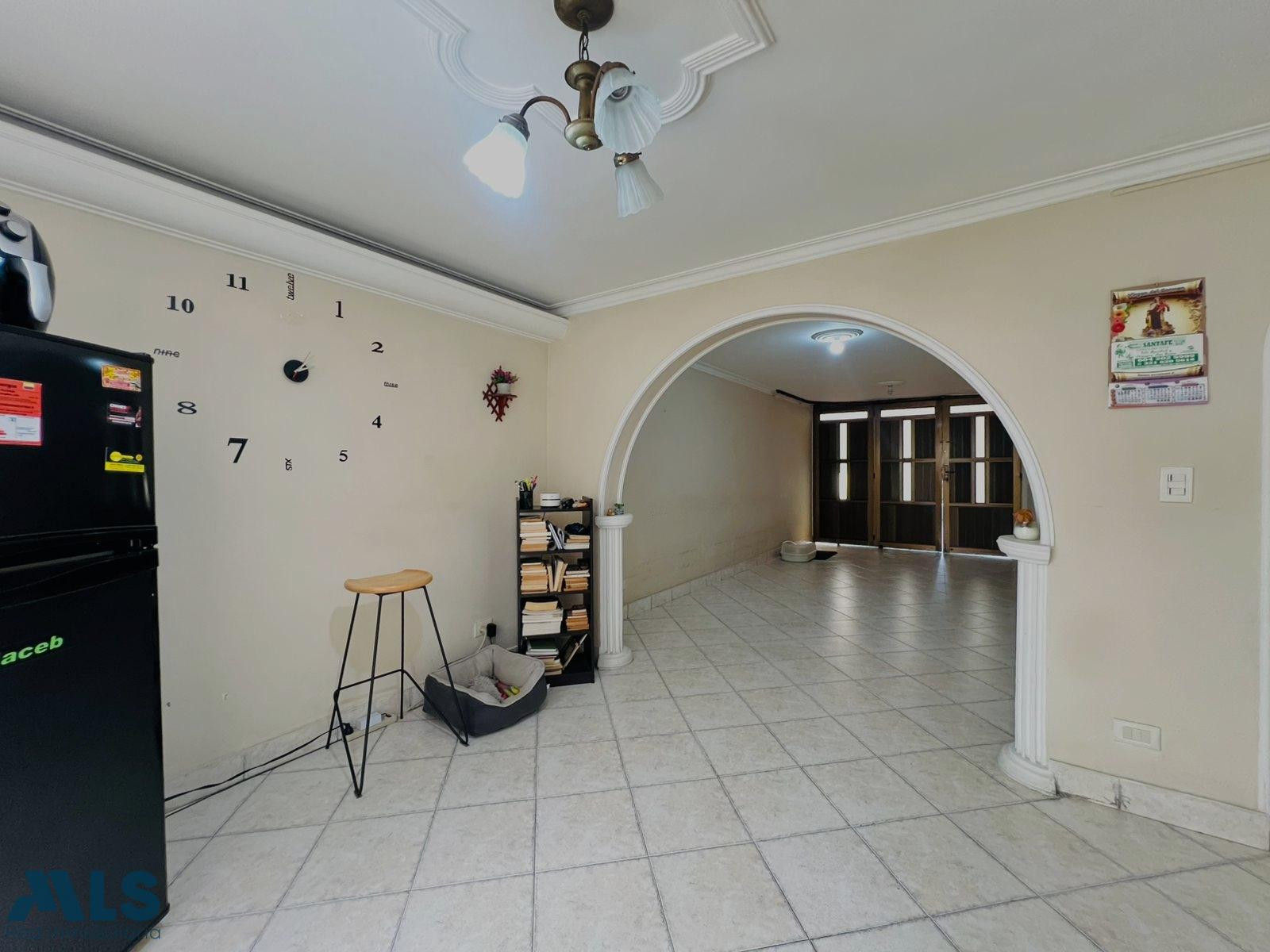 Casa iluminada y amplia. medellin - san pablo