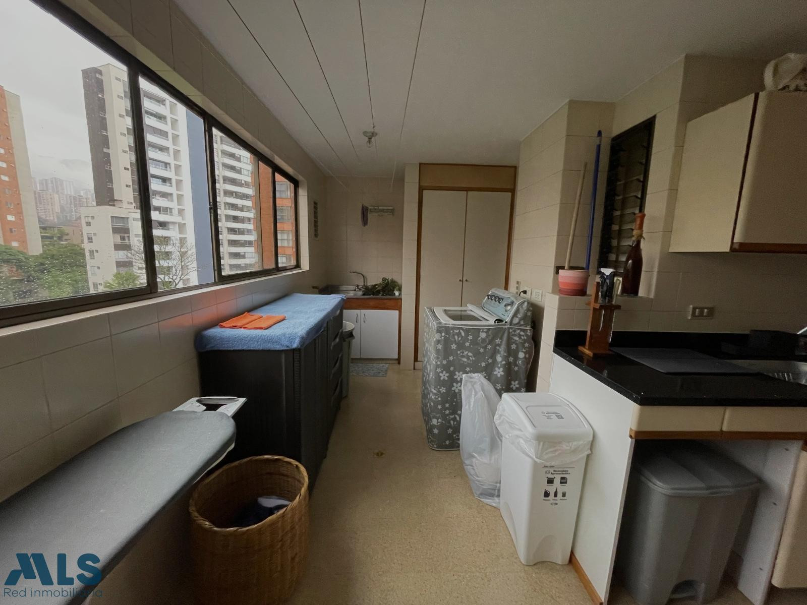 Apartamento con gran potencial para reformar. medellin - castropol