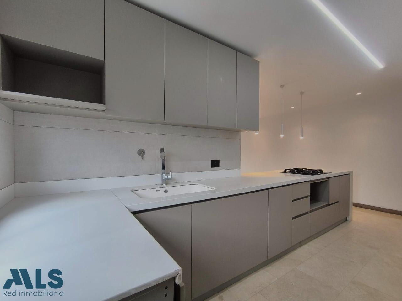 EXCLUSIVO APARTAMENTO EN CASTROPOL - REMODELADO. medellin - castropol