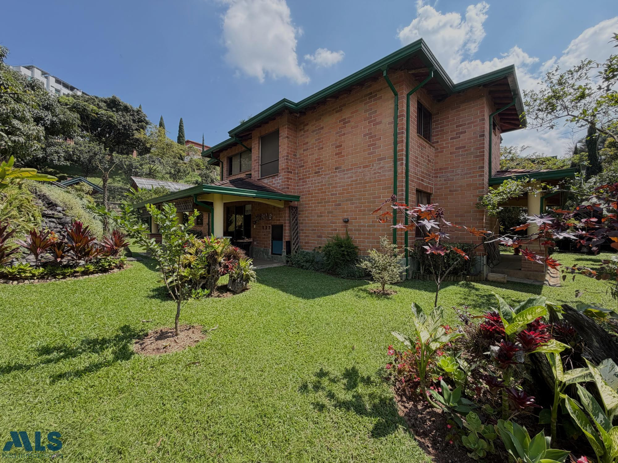 VENTA CASA EN SABANETA EN UNIDAD – LOTE AMPLIO sabaneta - las lomitas