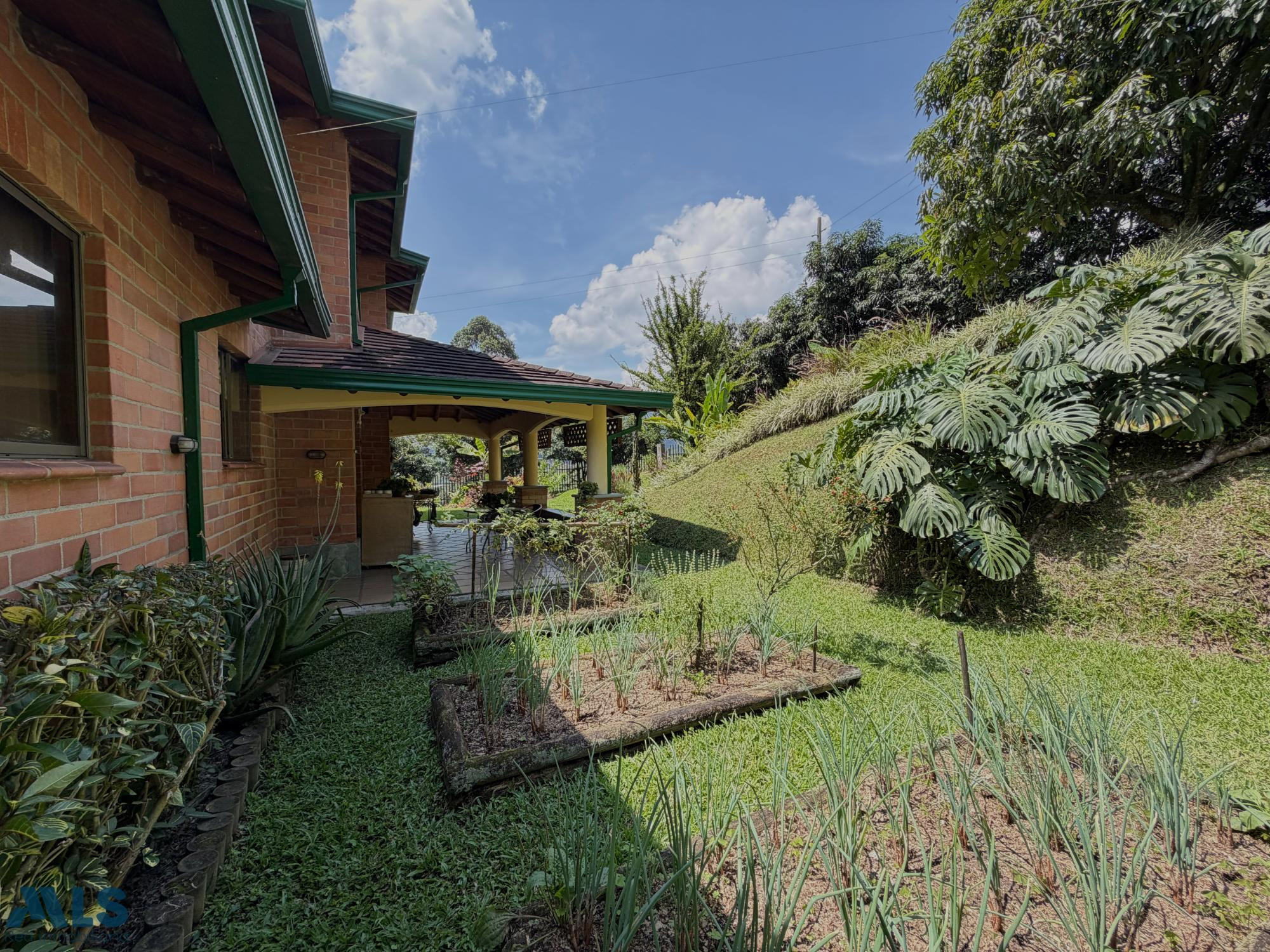 VENTA CASA EN SABANETA EN UNIDAD – LOTE AMPLIO sabaneta - las lomitas