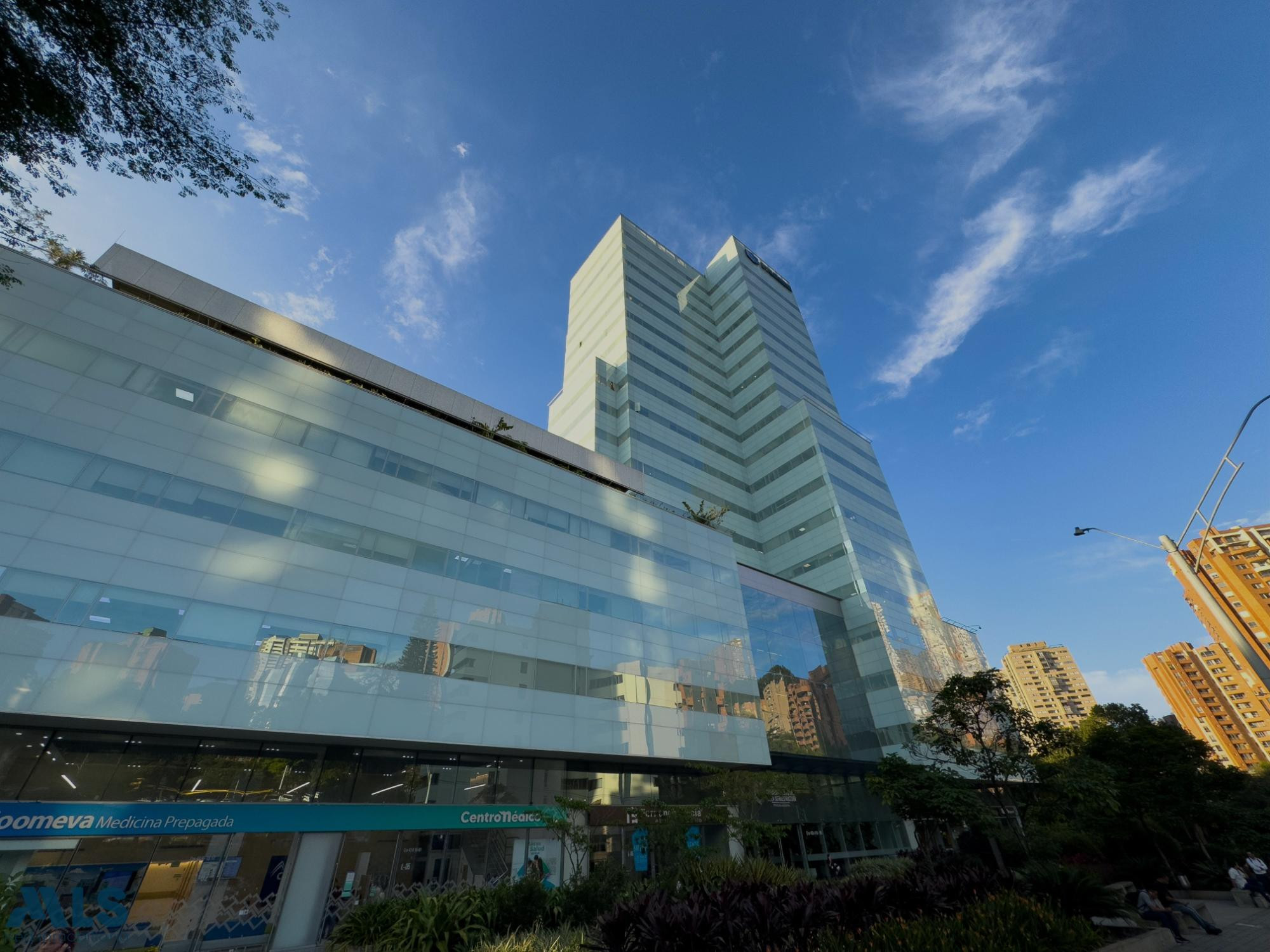 Moderna oficina en ubicación estratégica con todos los servicios. medellin - manila