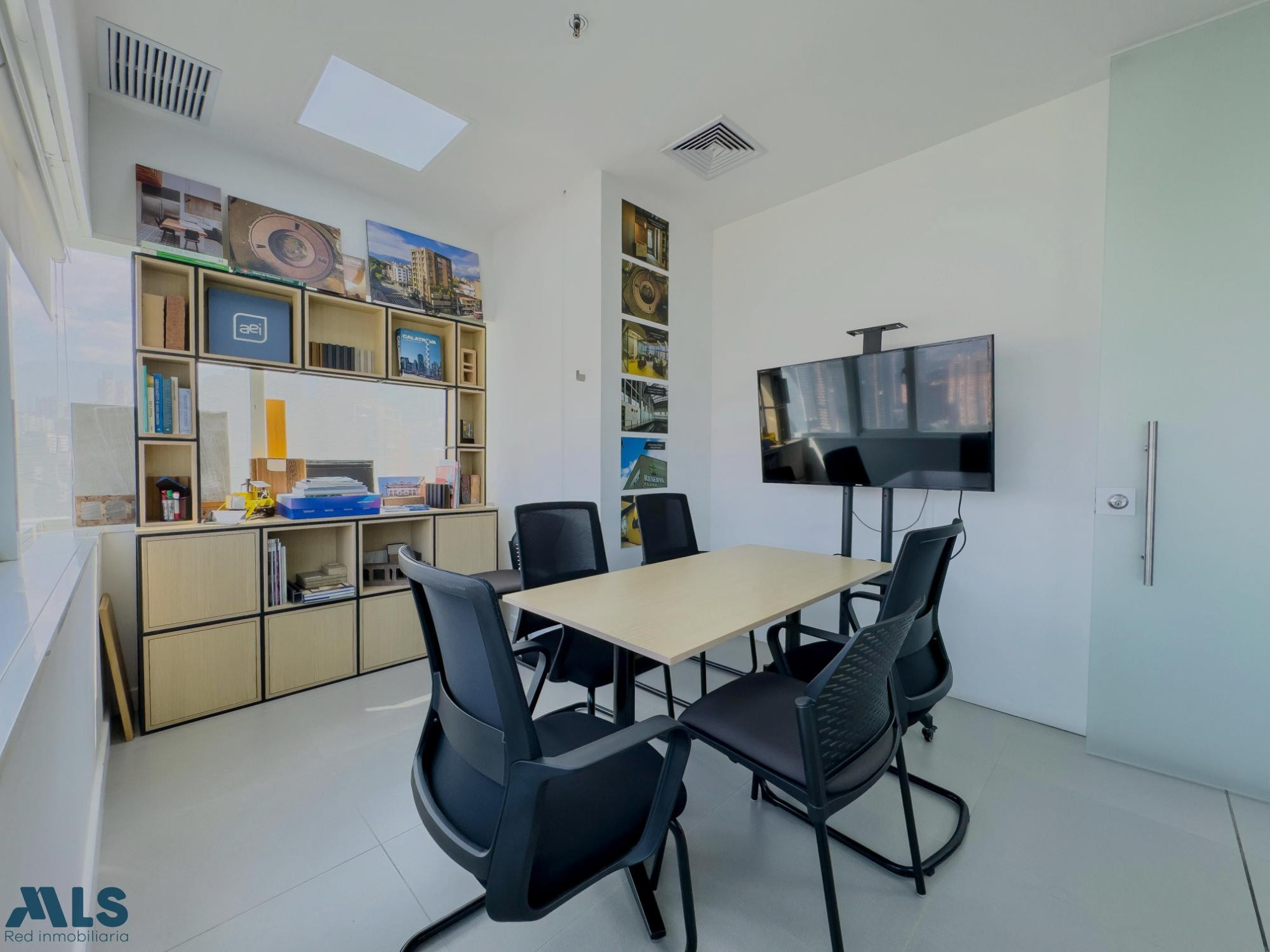 Moderna oficina en ubicación estratégica con todos los servicios. medellin - manila