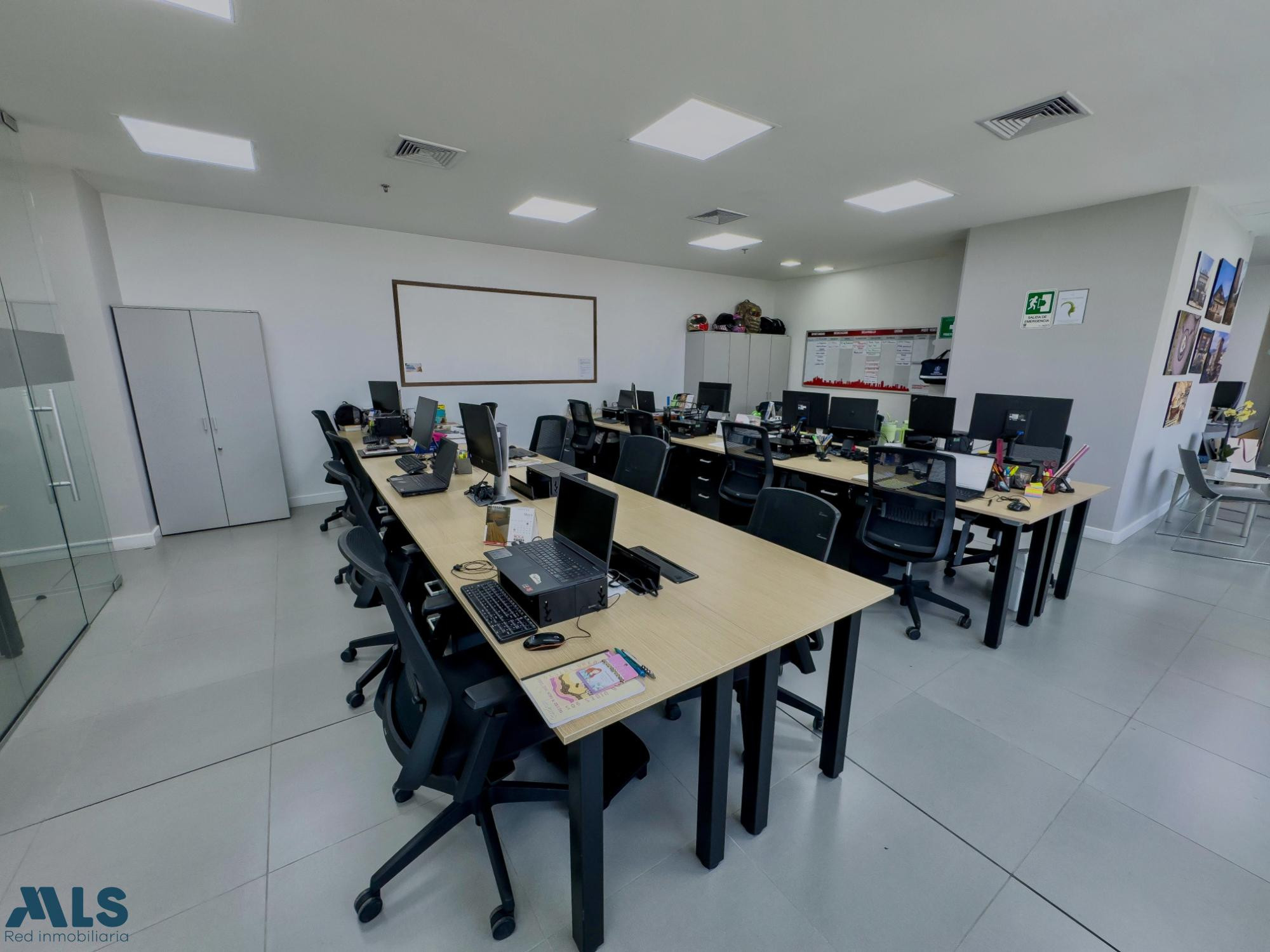 Moderna oficina en ubicación estratégica con todos los servicios. medellin - manila