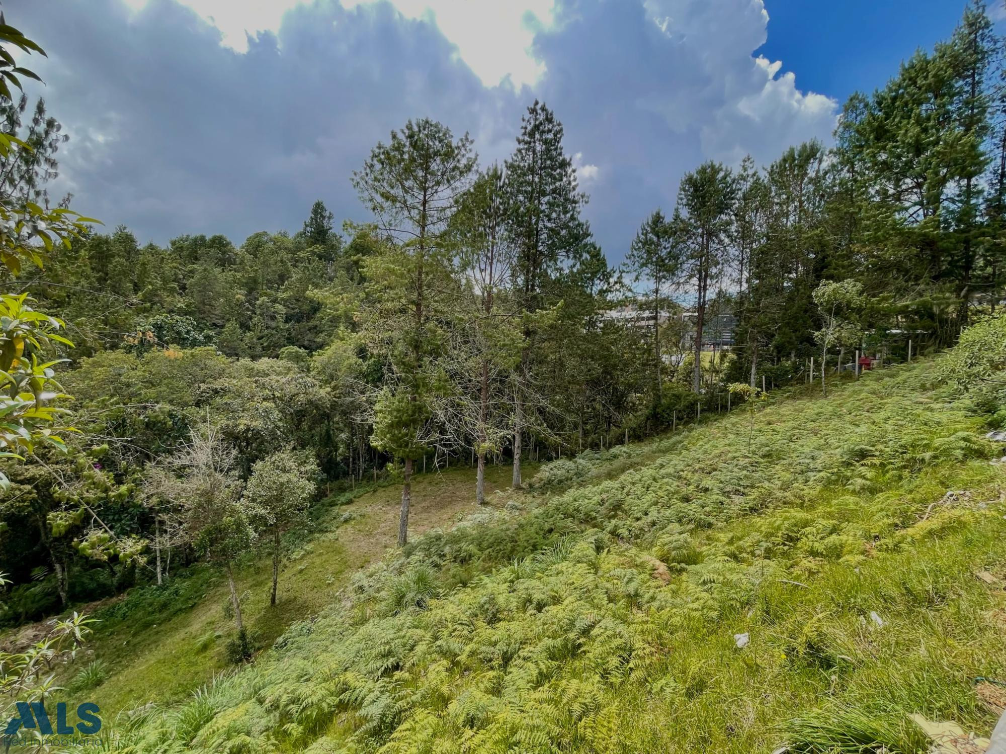 Lote privado junto a una quebrada en una unidad con todos los amenities envigado - alto del escobero envigado