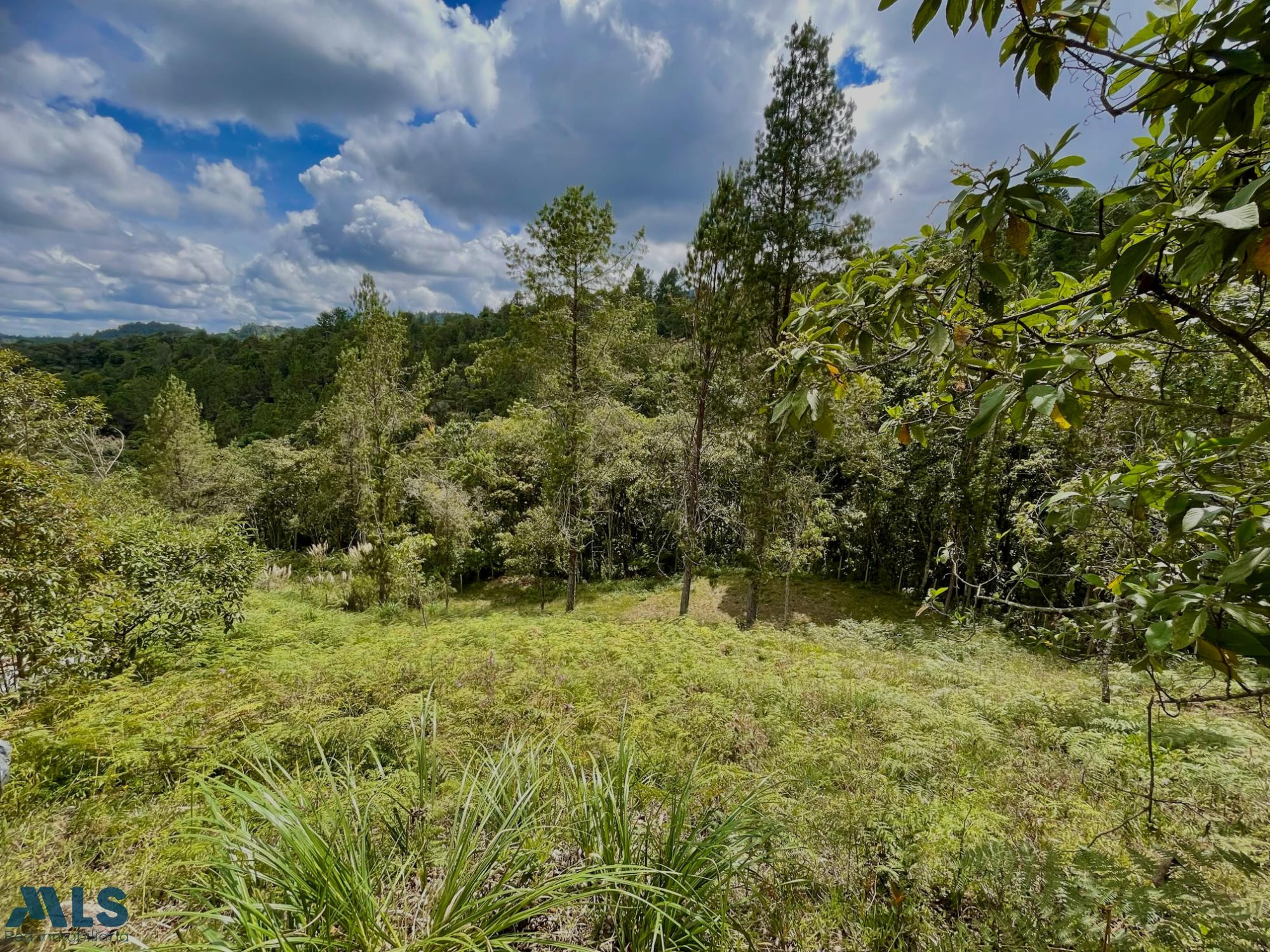 Lote privado junto a una quebrada en una unidad con todos los amenities envigado - alto del escobero envigado