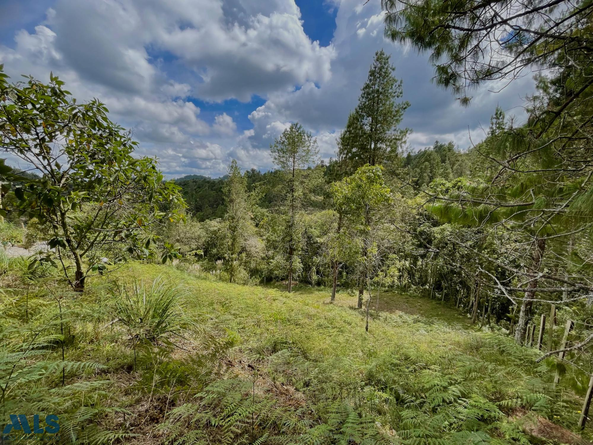 Lote privado junto a una quebrada en una unidad con todos los amenities envigado - alto del escobero envigado