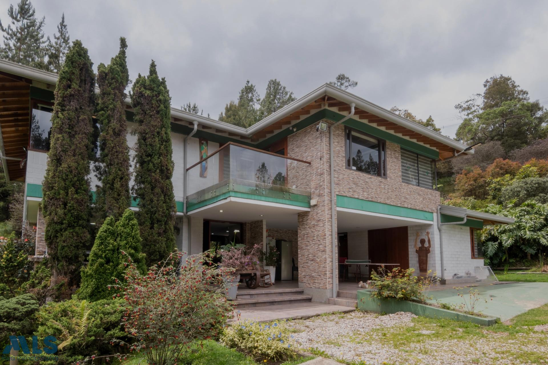 Hermosa casa de 3 niveles en el sector de Altos del escobero envigado - alto del escobero envigado