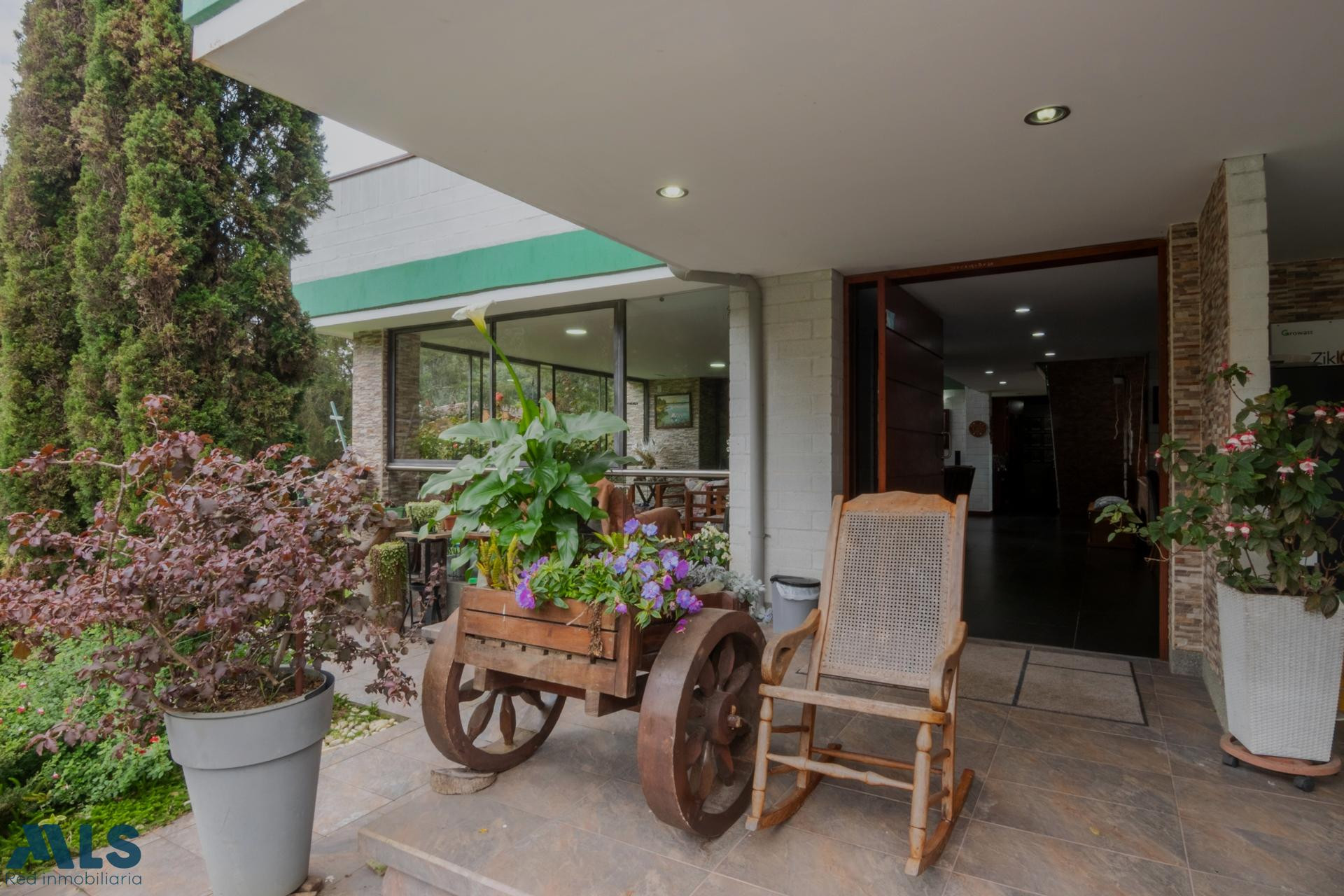 Hermosa casa de 3 niveles en el sector de Altos del escobero envigado - alto del escobero envigado