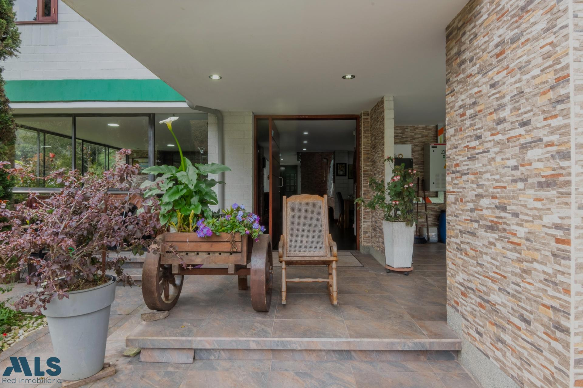 Hermosa casa de 3 niveles en el sector de Altos del escobero envigado - alto del escobero envigado